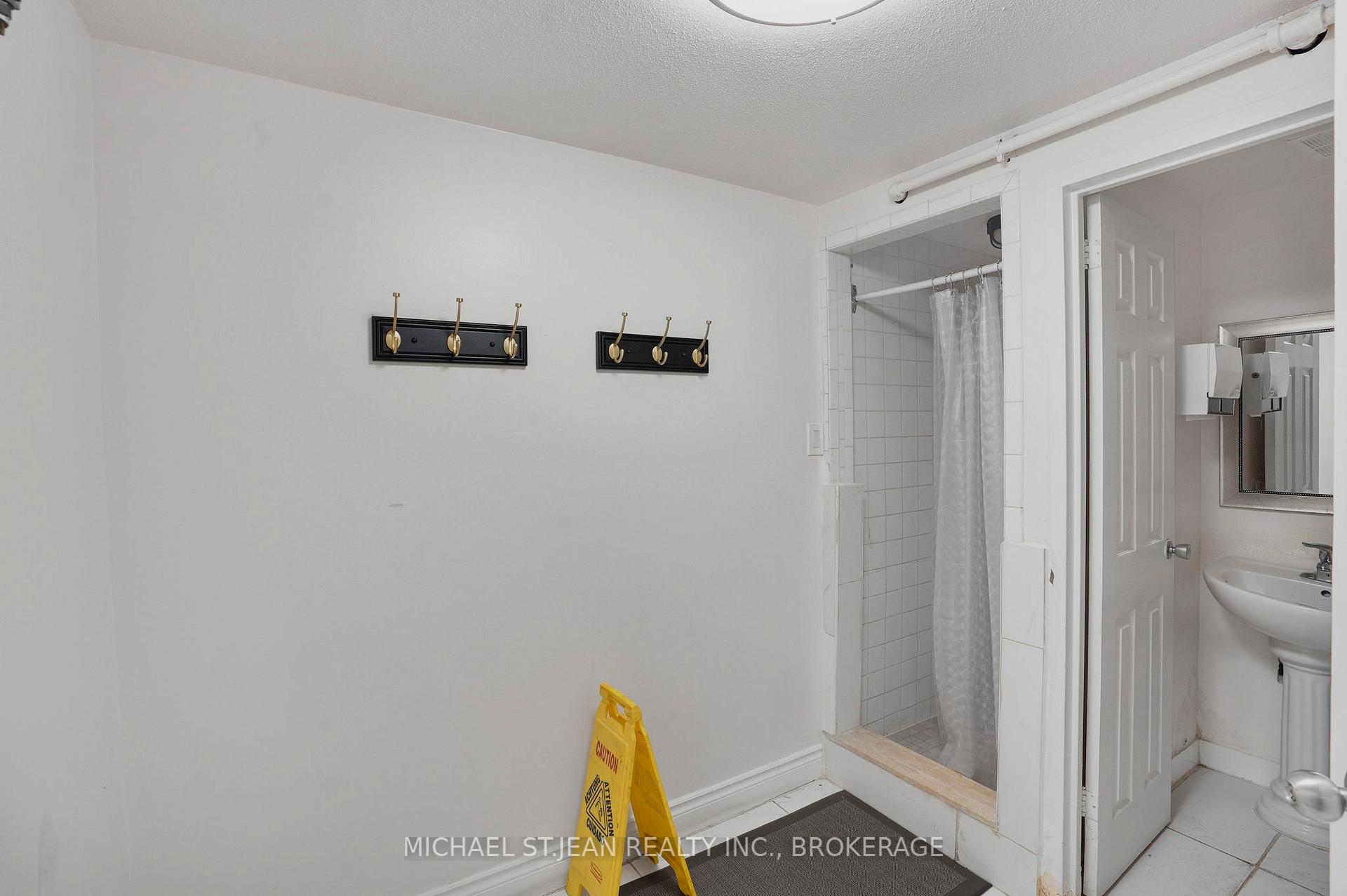 3 Bedrooms Condo at 15 Albright,  Hamilton For sale