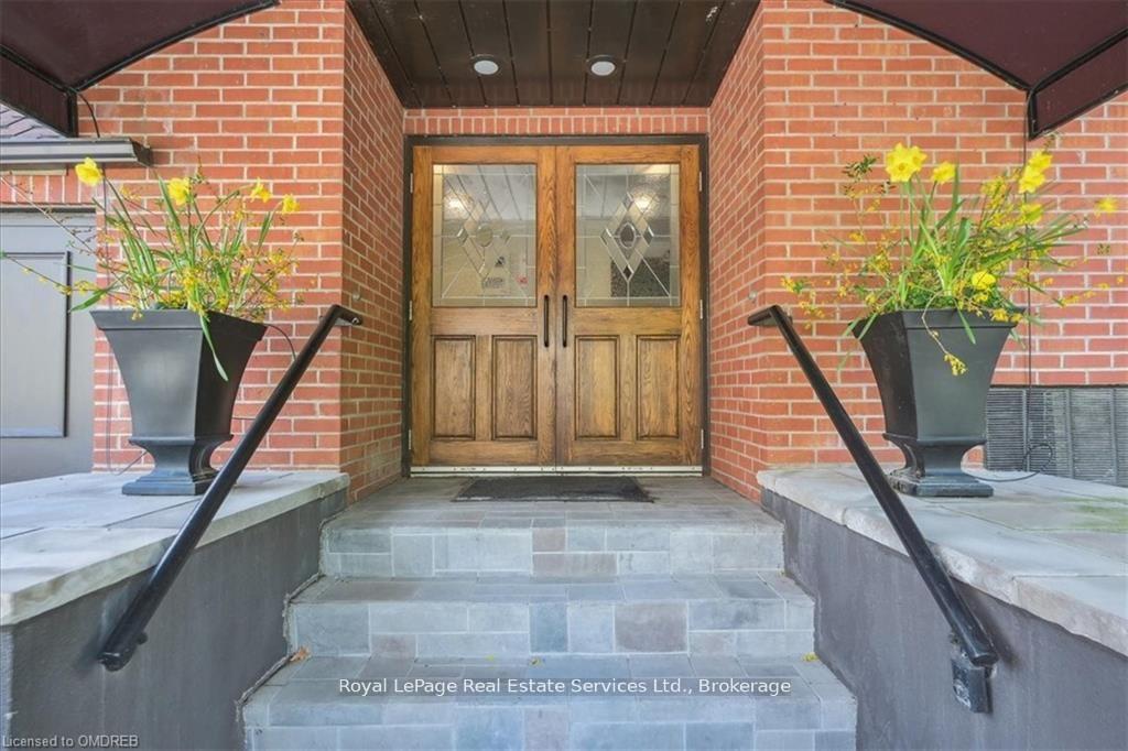 2 Bedrooms Condo at 162 REYNOLDS,  Oakville For sale