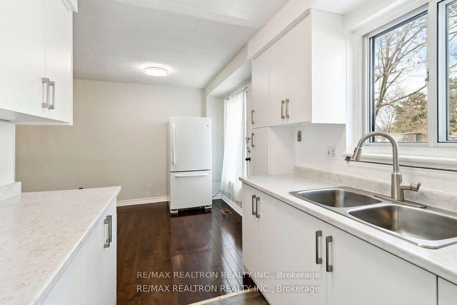 3 Bedrooms Condo at 44 Chester Le, Toronto For sale