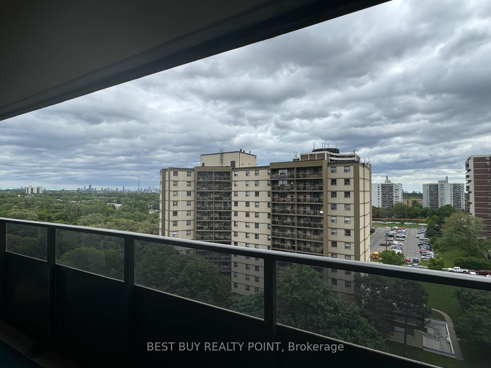 3 Bedrooms Condo at 15 La Rose, Toronto For sale