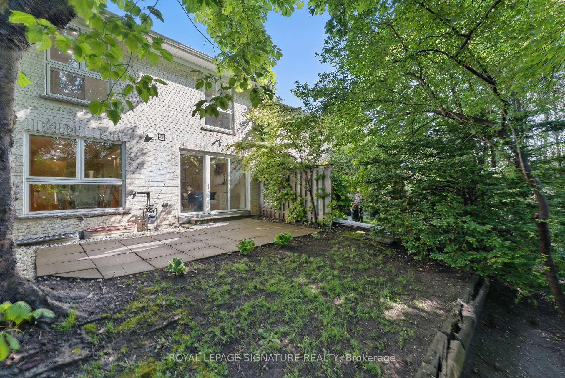 4 Bedrooms Condo at 96 Crimson Mill, Toronto For sale