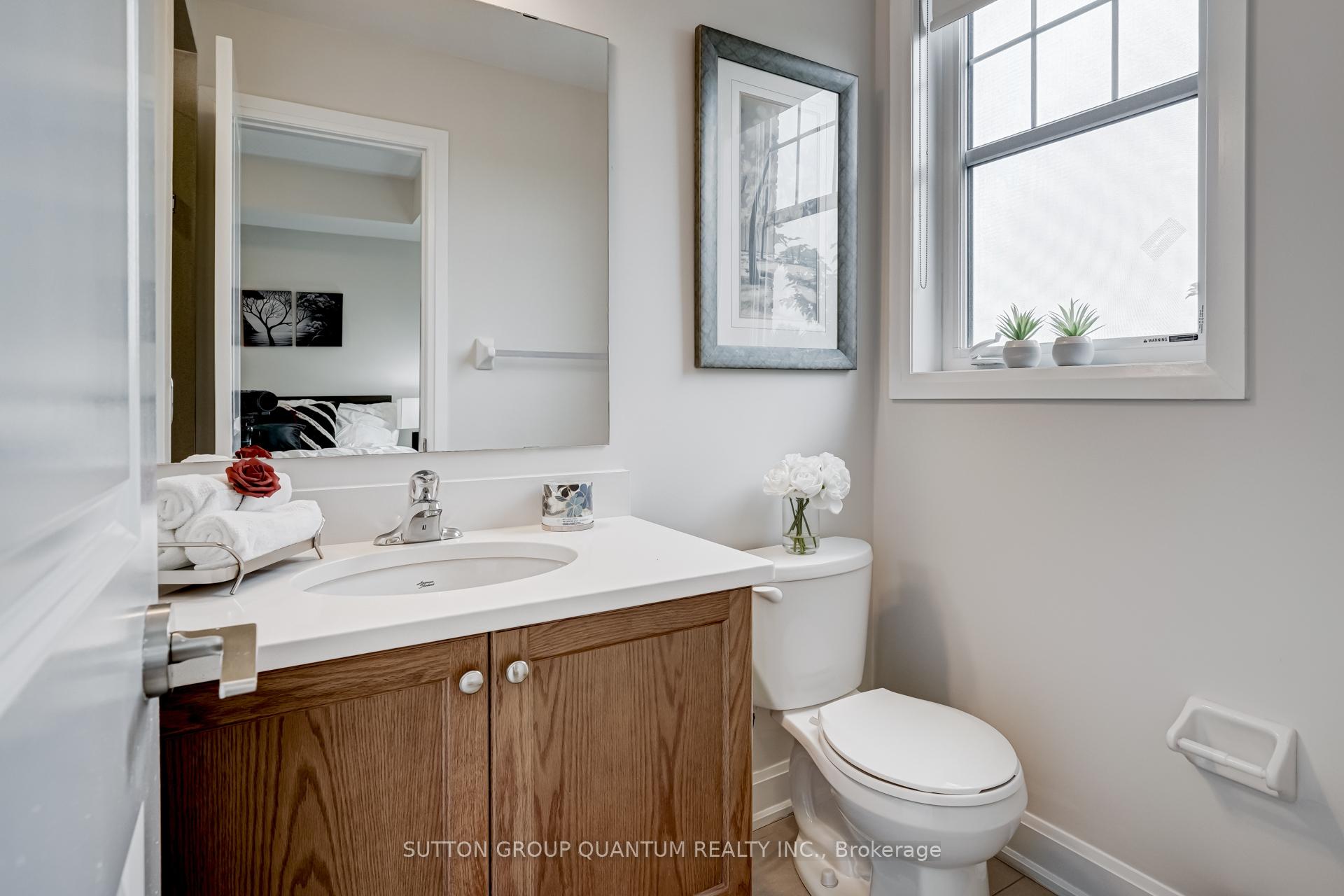 2 Bedrooms Condo at 275 Roxton, Oakville For sale