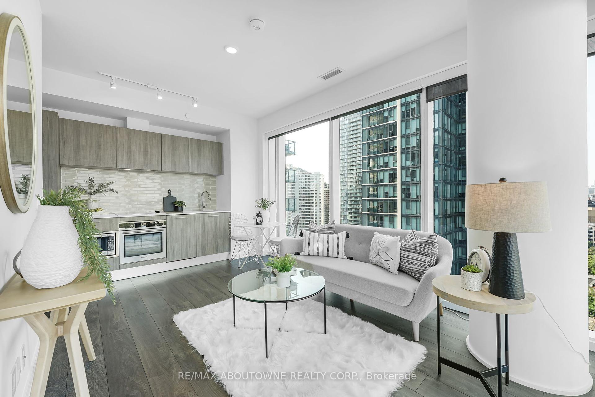 2 Bedrooms Condo at 3 Gloucester, Toronto For sale