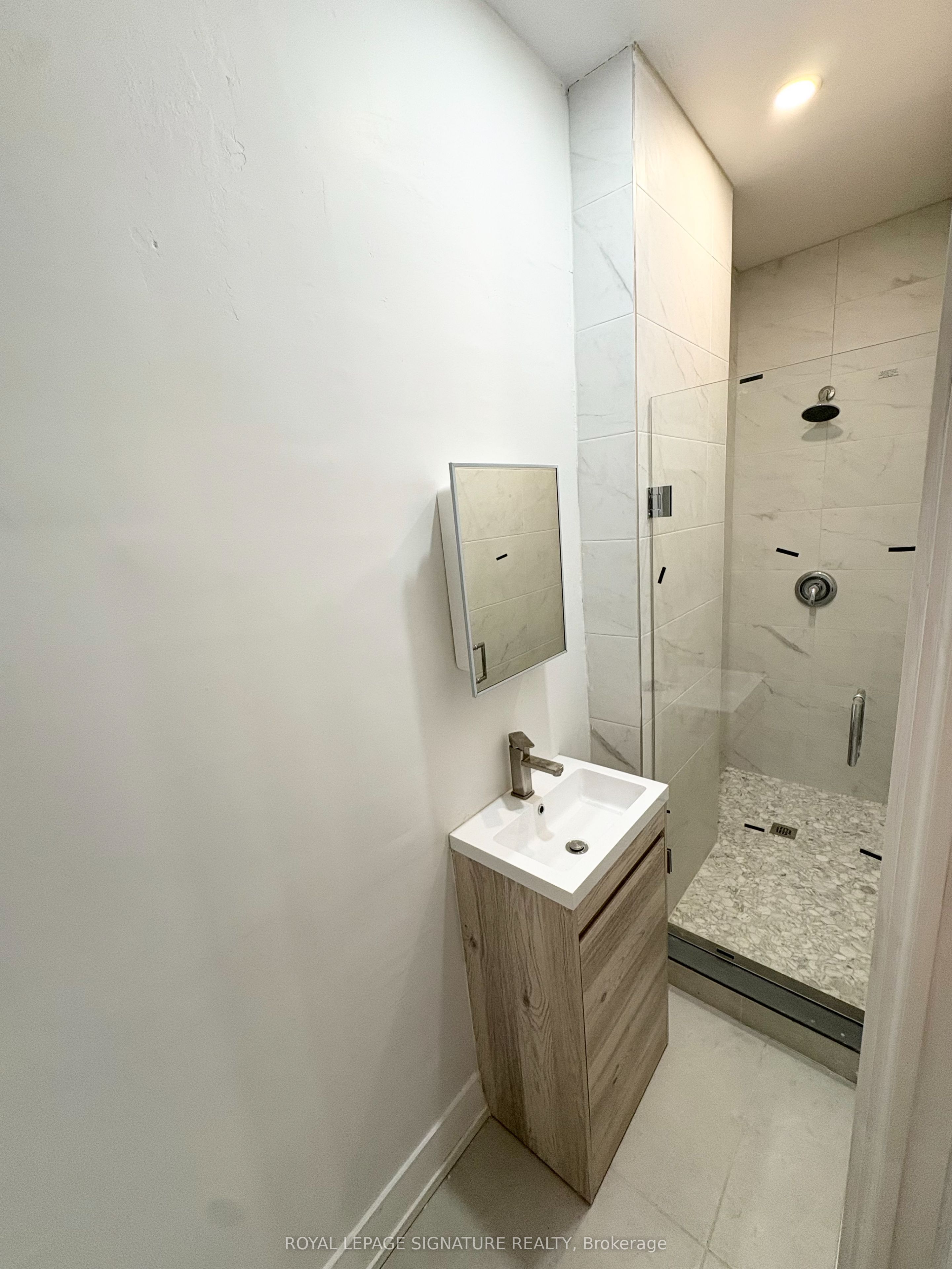 172 Coxwell Avenue, #Main
