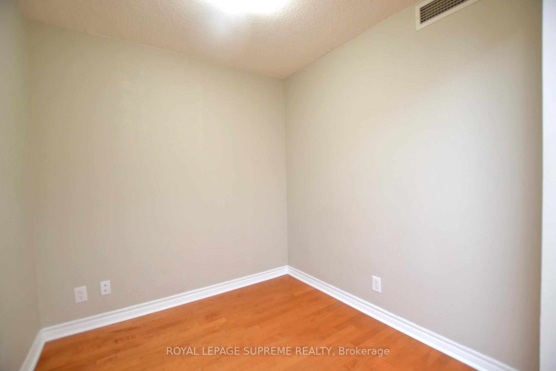2 Bedrooms Condo at 1 Elm, Mississauga For sale