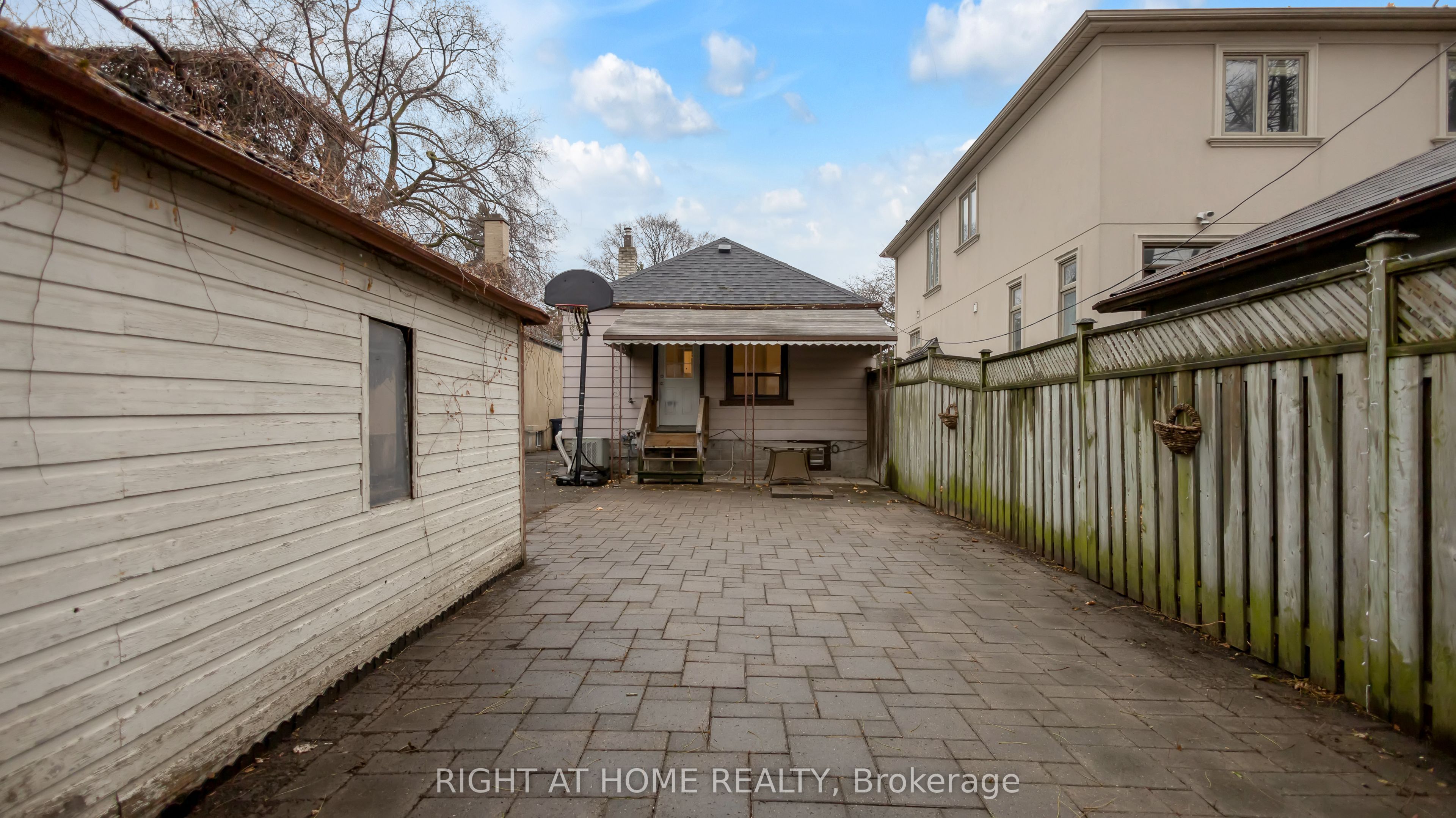 100 CADORNA Avenue, Toronto, ON M4J 3X2