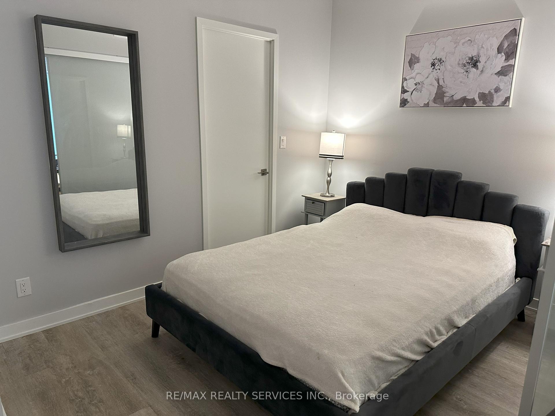 2 Bedrooms Condo at 17 Dundonald, Toronto For sale