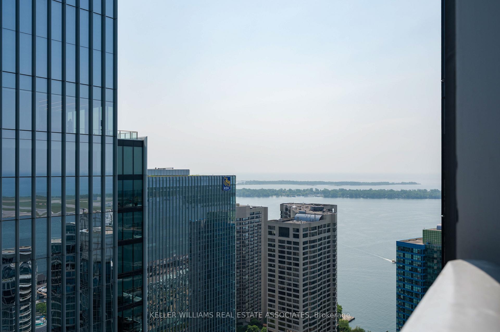 2 Bedrooms Condo at 10 York, Toronto For sale
