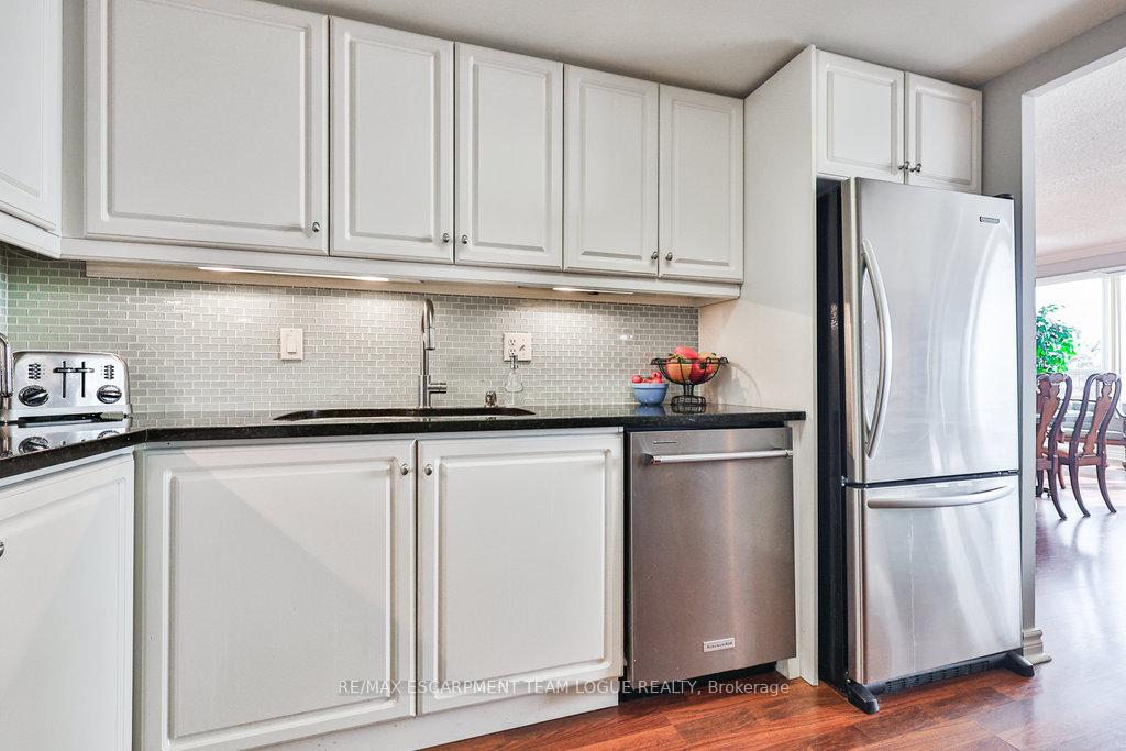 2 Bedrooms Condo at 2121 Lakeshore,  Burlington For sale