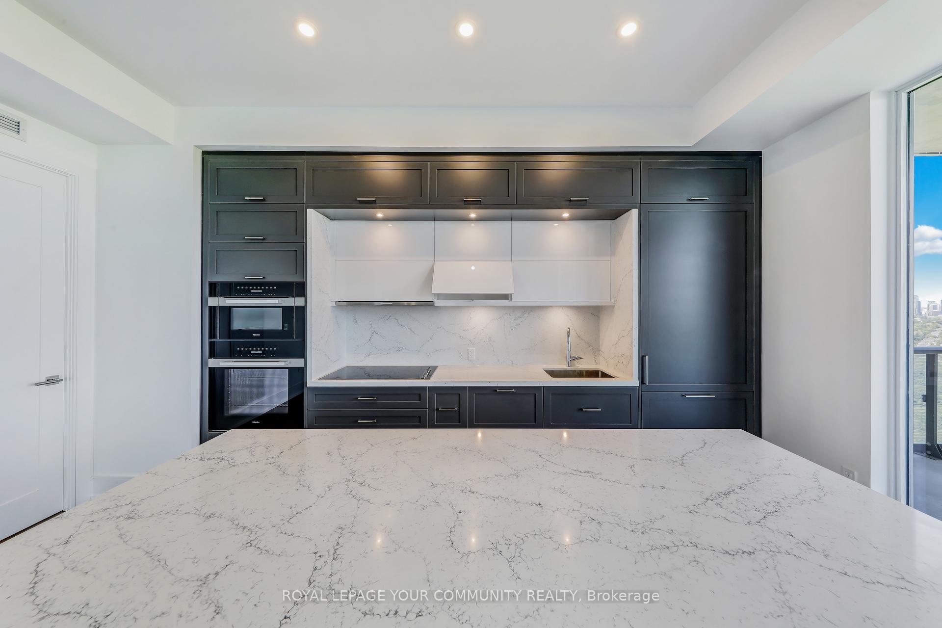 3 Bedrooms Condo at 10 Inn On The Park, Toronto For sale