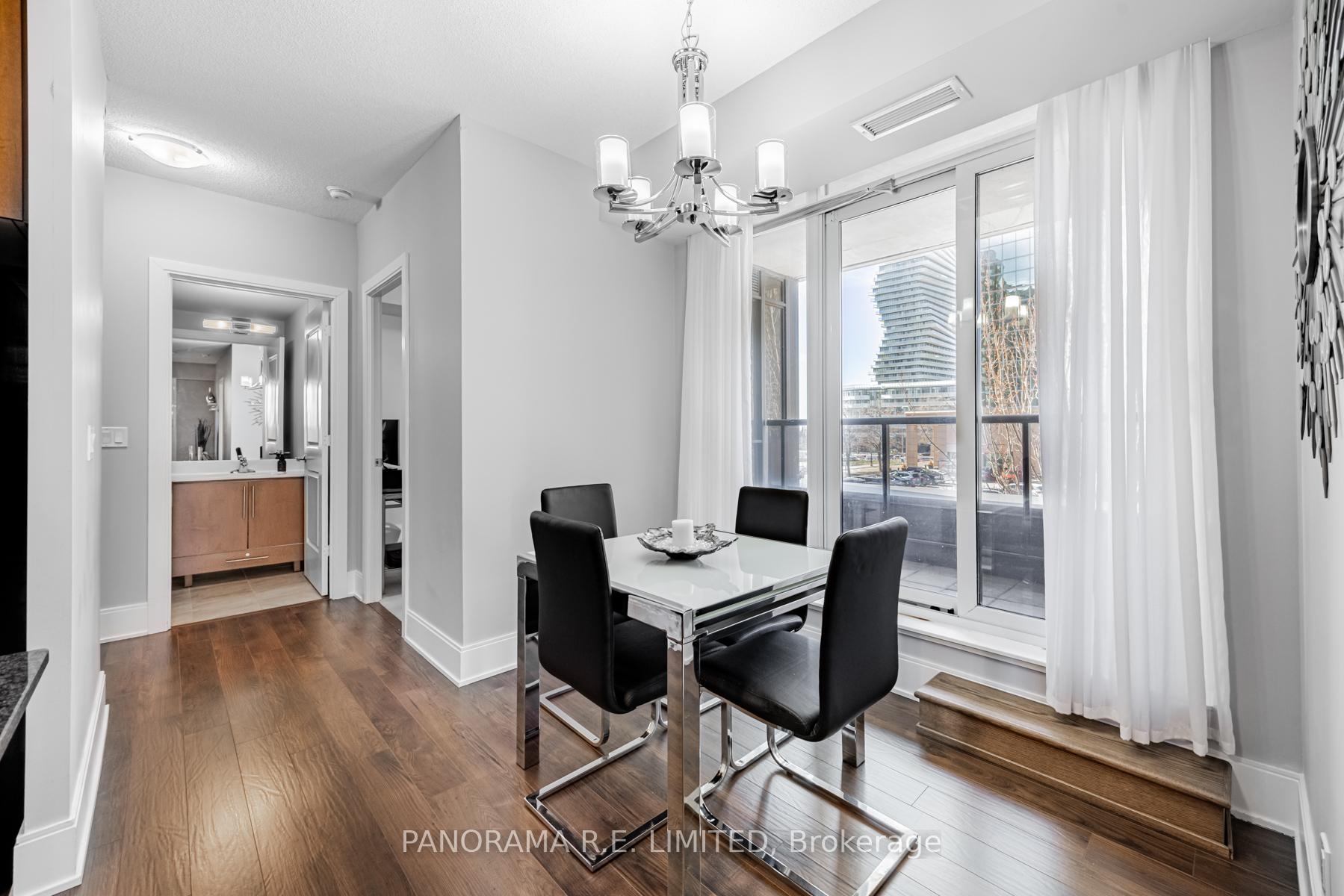3 Bedrooms Condo at 330 Burnhamthorpe, Mississauga For sale