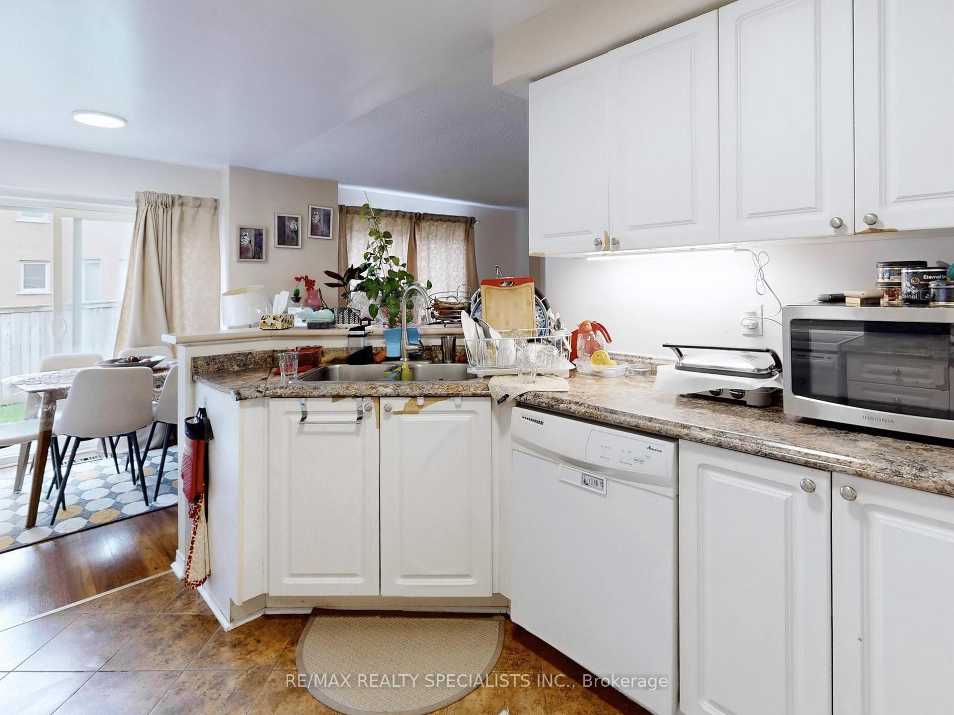 3 Bedrooms Condo at 5223 Fairford,  Mississauga For sale