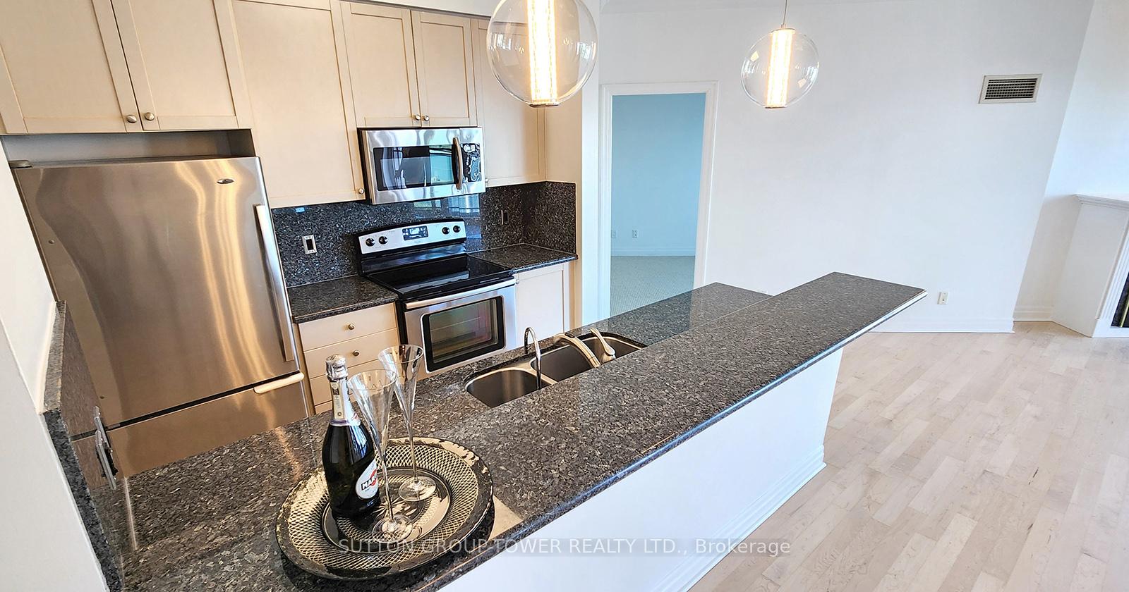 3 Bedrooms Condo at 2121 Lake Shore, Toronto For sale