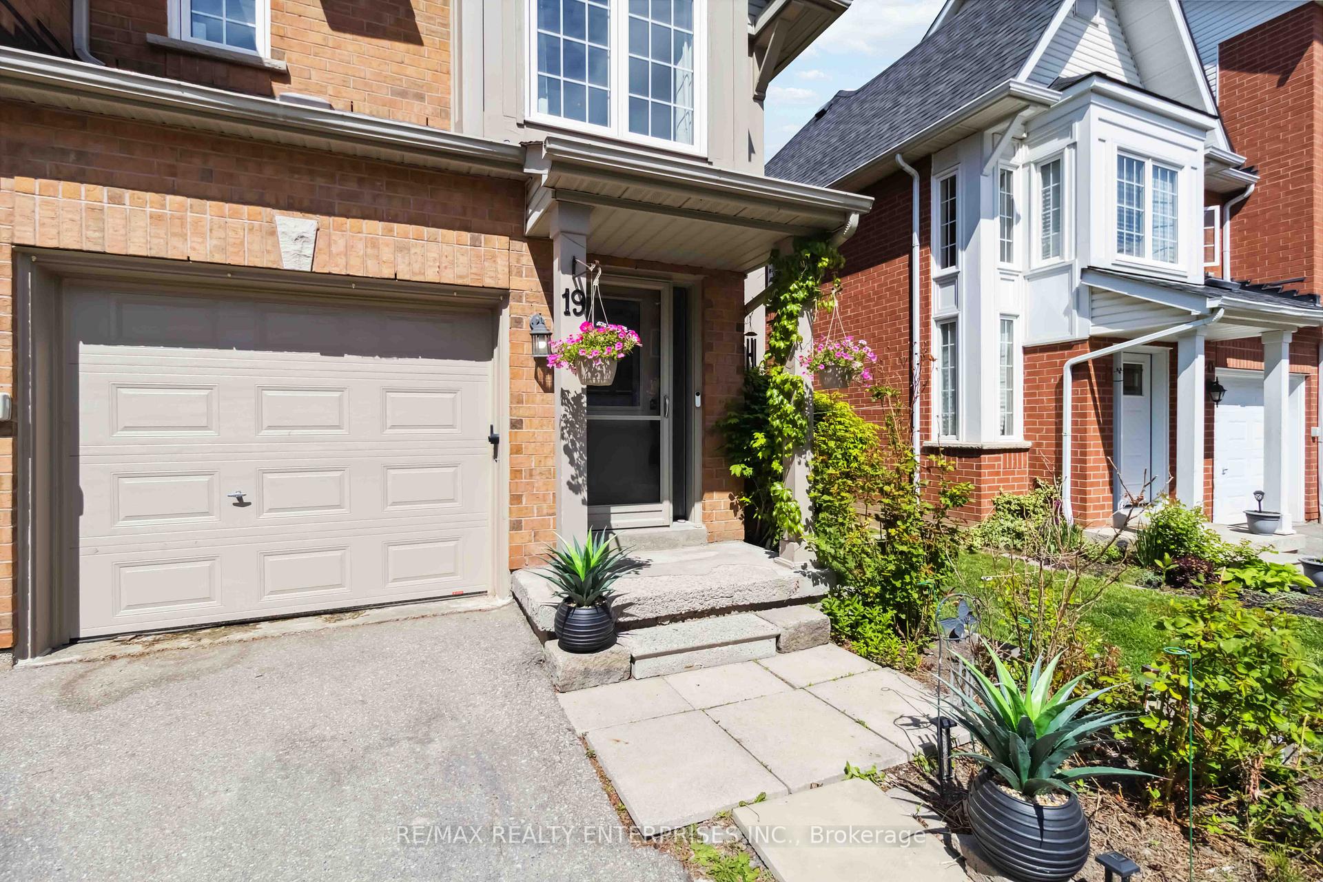 3 Bedrooms Condo at 1588 South Parade, Mississauga For sale