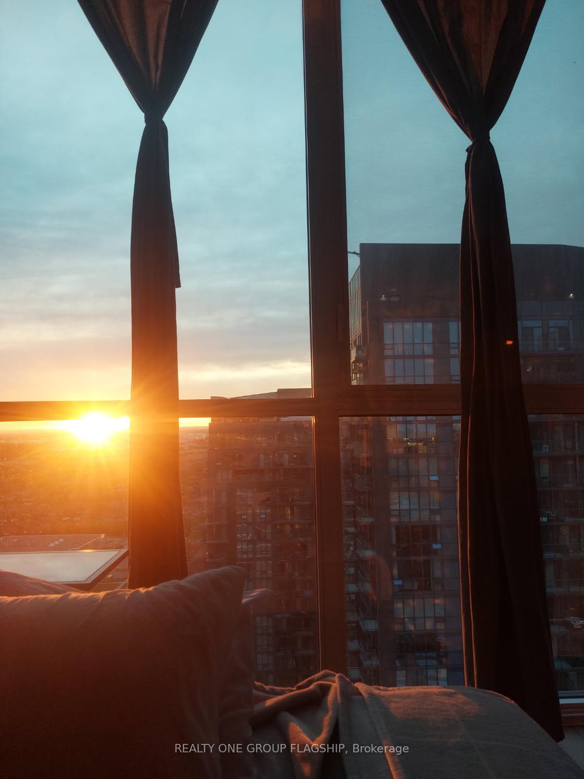 2 Bedrooms Condo at 75 Eglinton,  Mississauga For sale