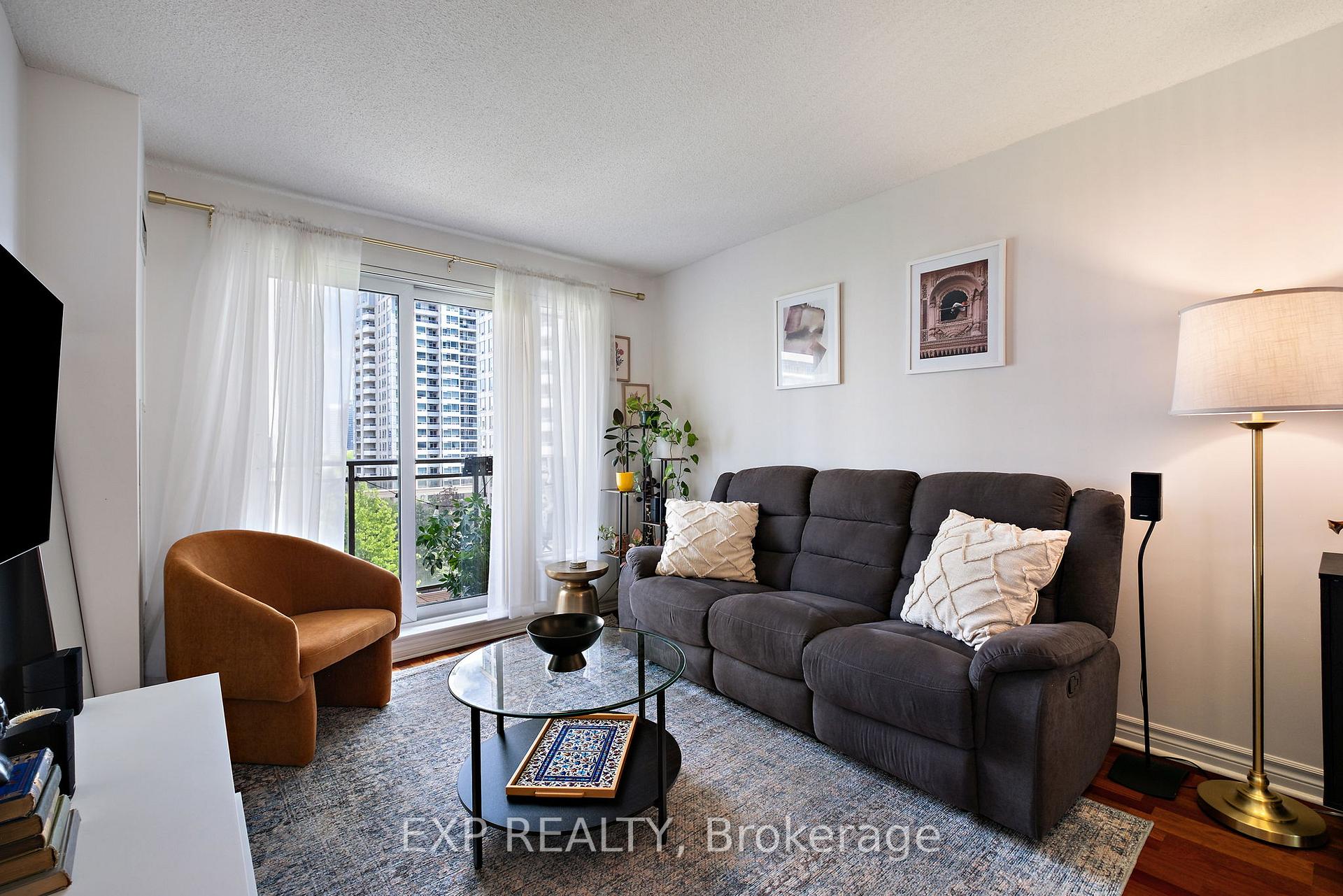 2 Bedrooms Condo at 19 Barberry, Toronto For sale