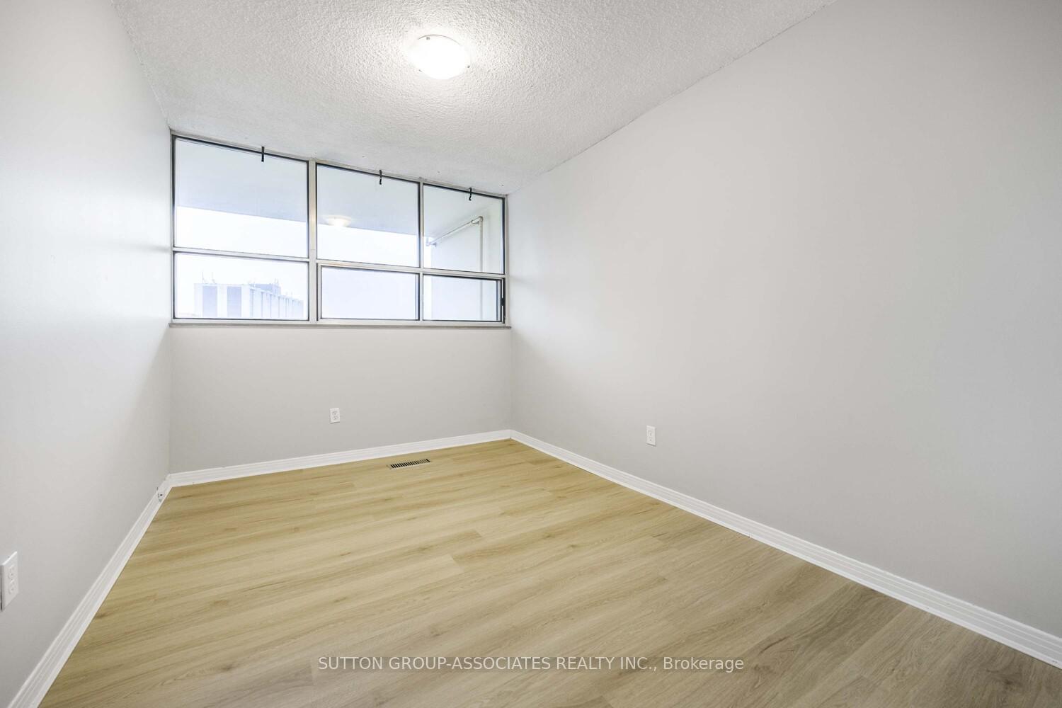 3 Bedrooms Condo at 1300 Marlborough, Oakville For sale
