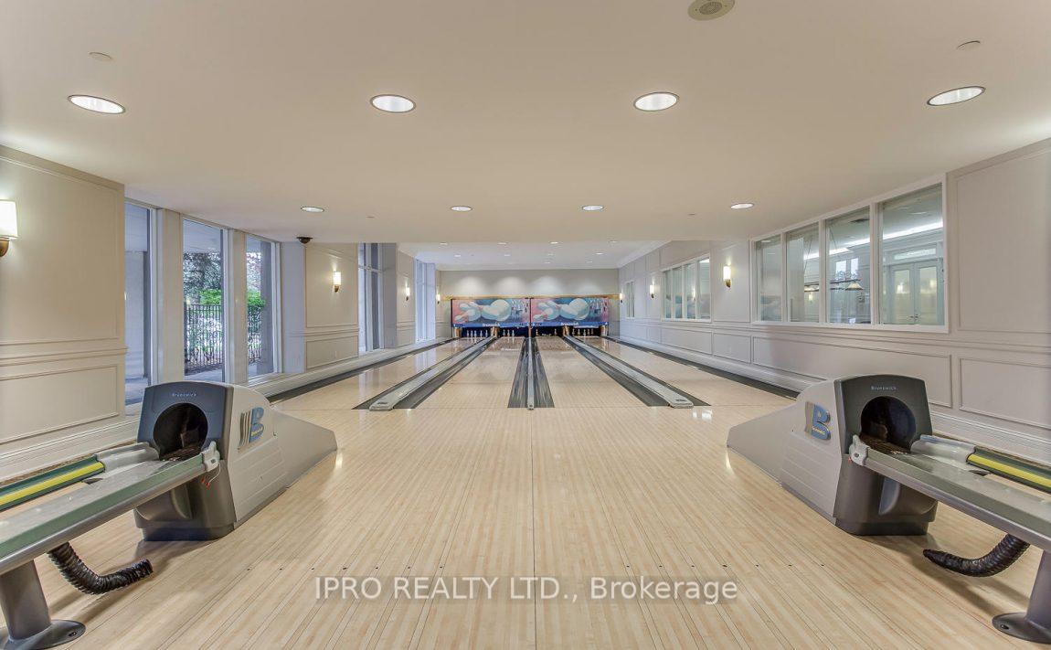 3 Bedrooms Condo at 25 Kingsbridge, Mississauga For sale