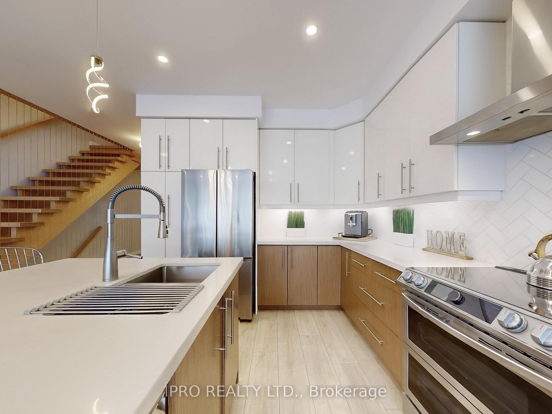 3 Bedrooms Condo at 35 Midhurst, Hamilton For sale
