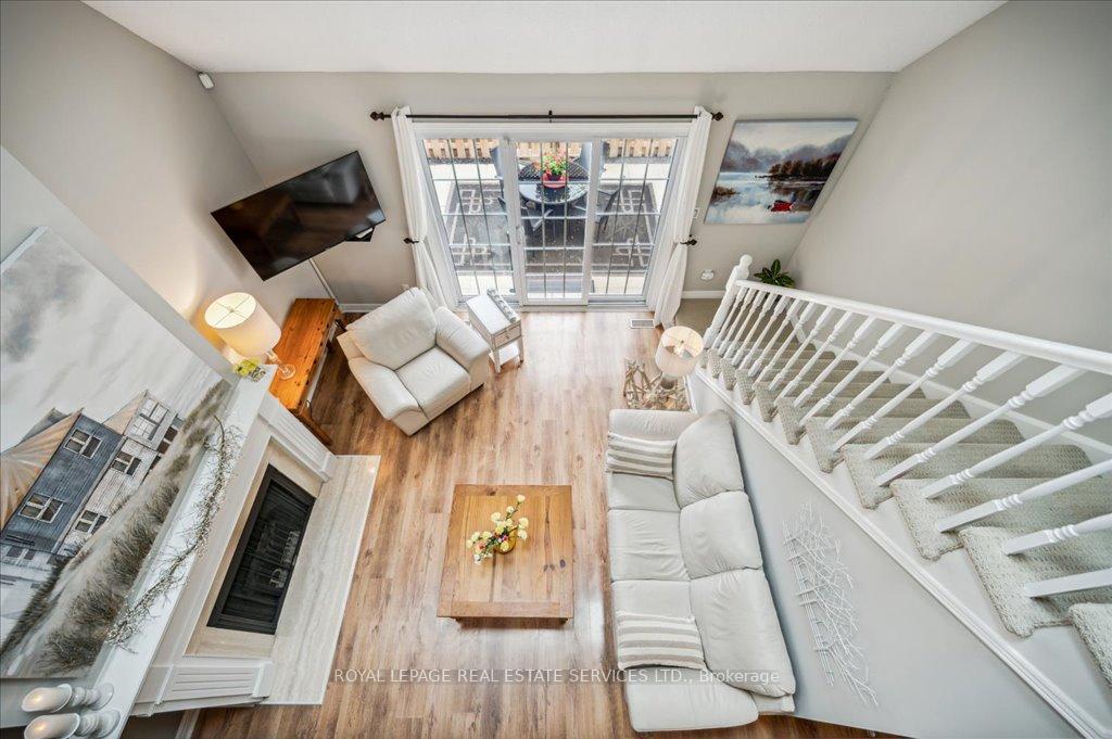 2 Bedrooms Condo at 1275 Maple Crossing, Burlington For sale