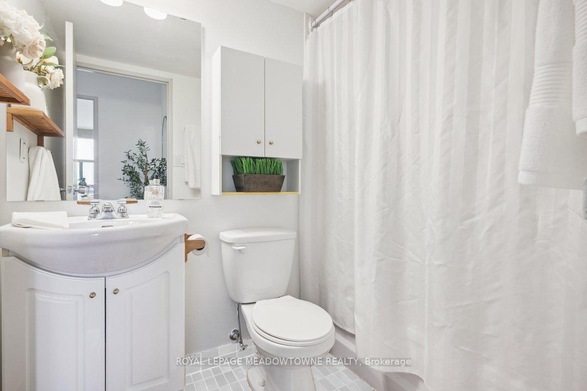 2 Bedrooms Condo at 2665 Windwood, Mississauga For sale