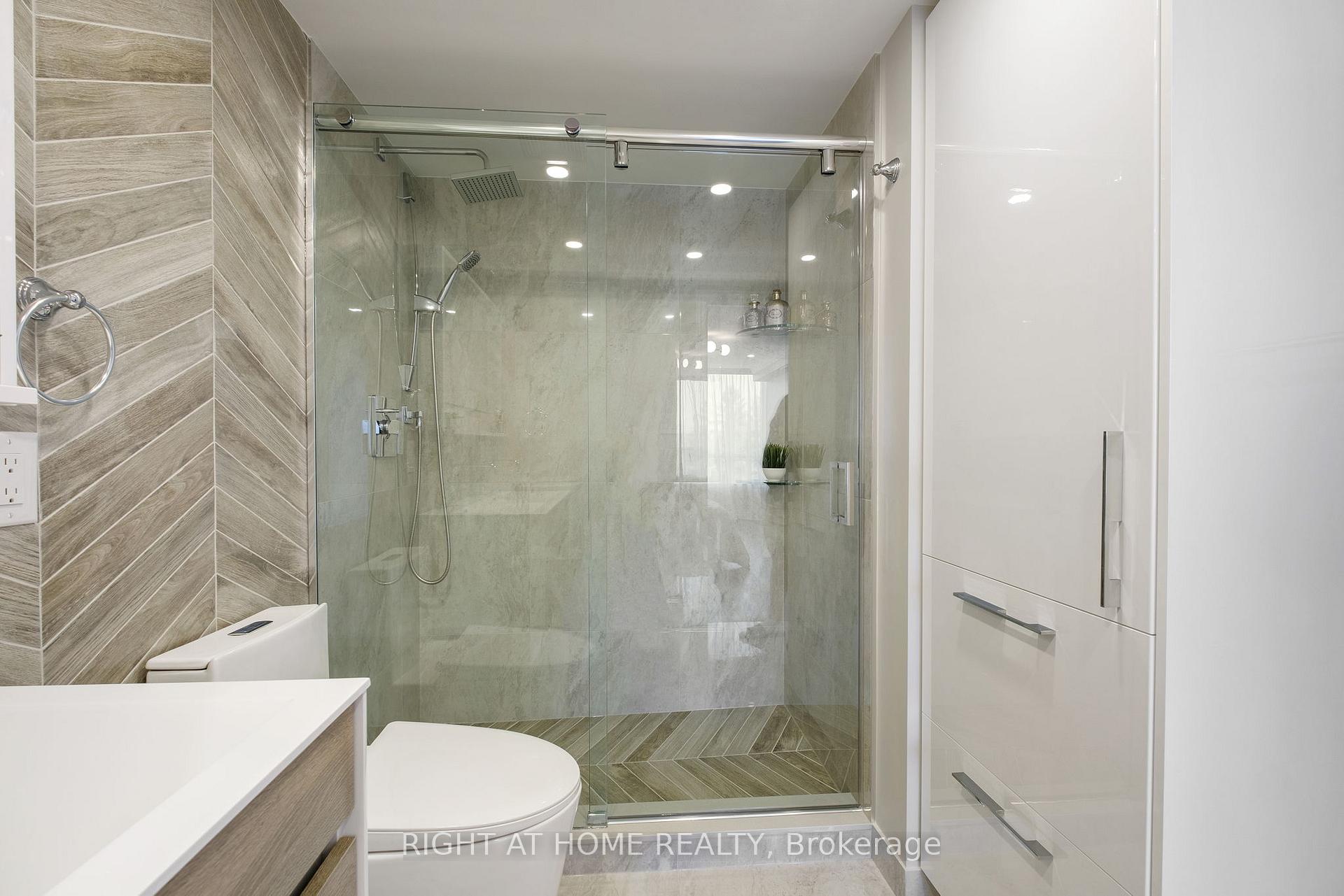 3 Bedrooms Condo at 120 Promenade,  Vaughan For sale