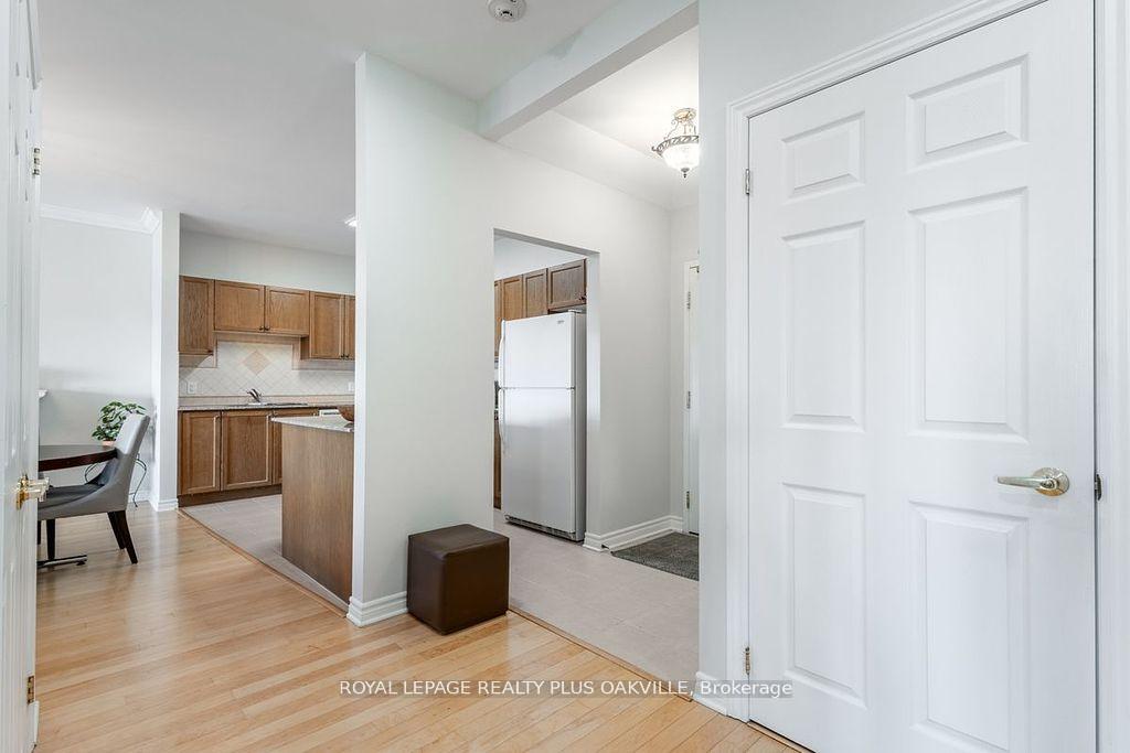 2 Bedrooms Condo at 1499 Nottinghill, Oakville For sale