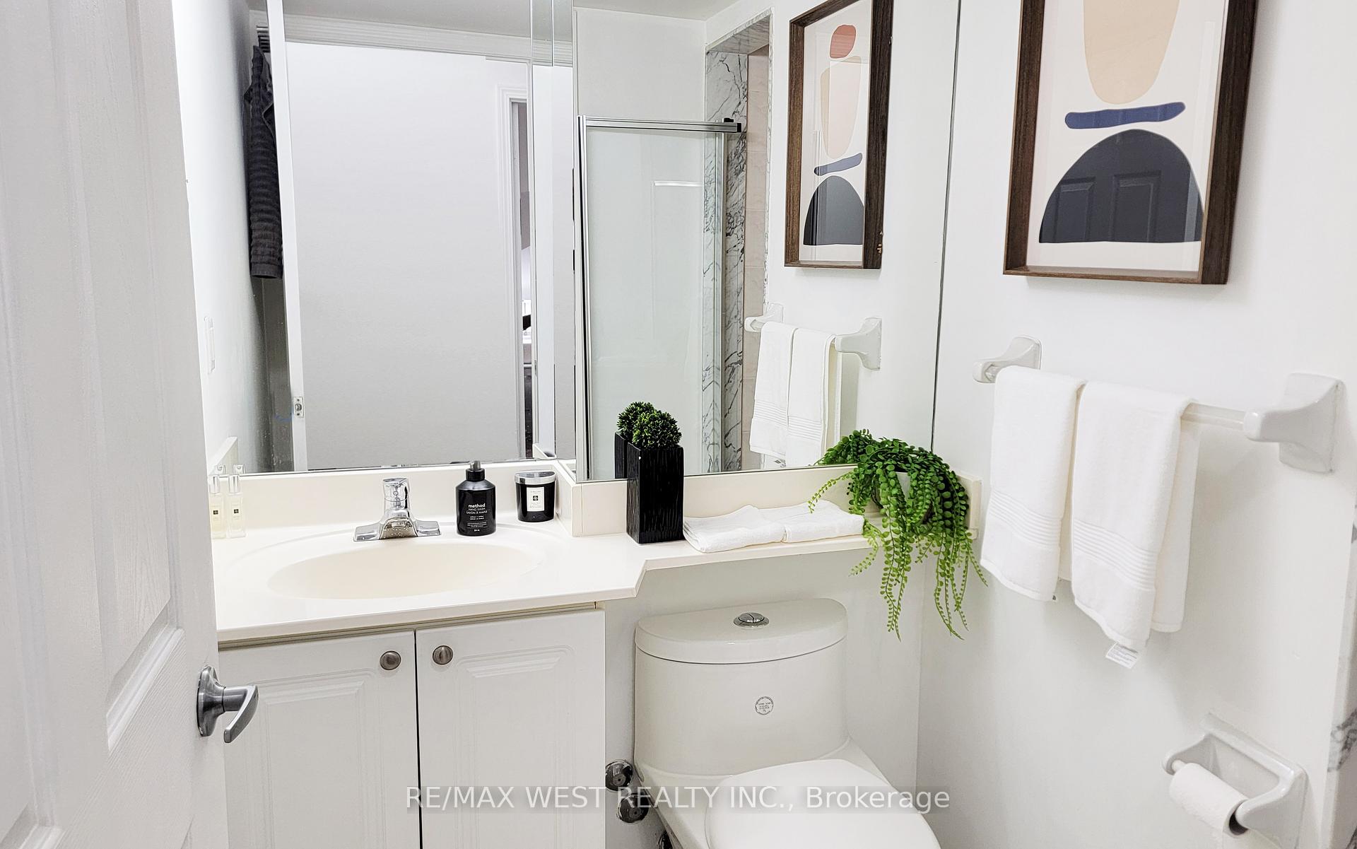 2 Bedrooms Condo at 330 Adelaide, Toronto For sale