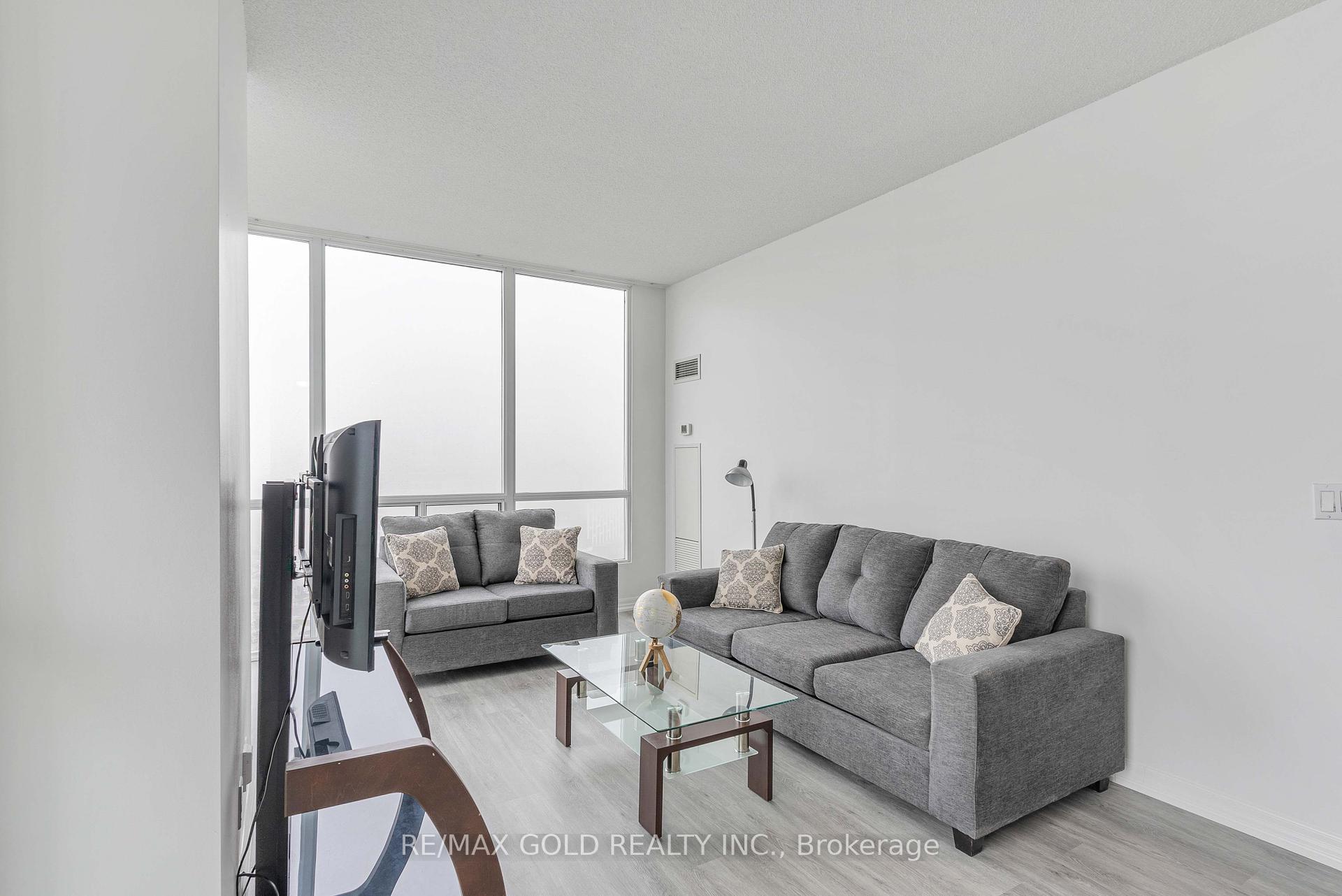 3 Bedrooms Condo at 3939 Duke Of York, Mississauga For sale