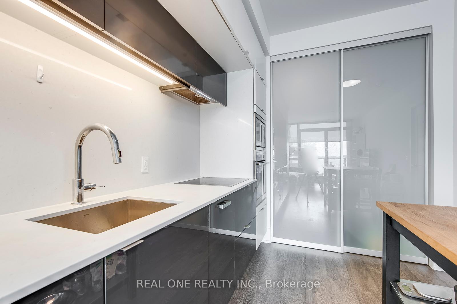 2 Bedrooms Condo at 1 Edgewater, Toronto For sale