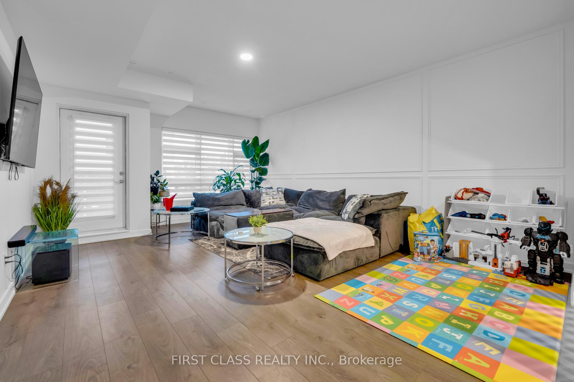 3 Bedrooms Condo at 1121 Cooke, Burlington For sale