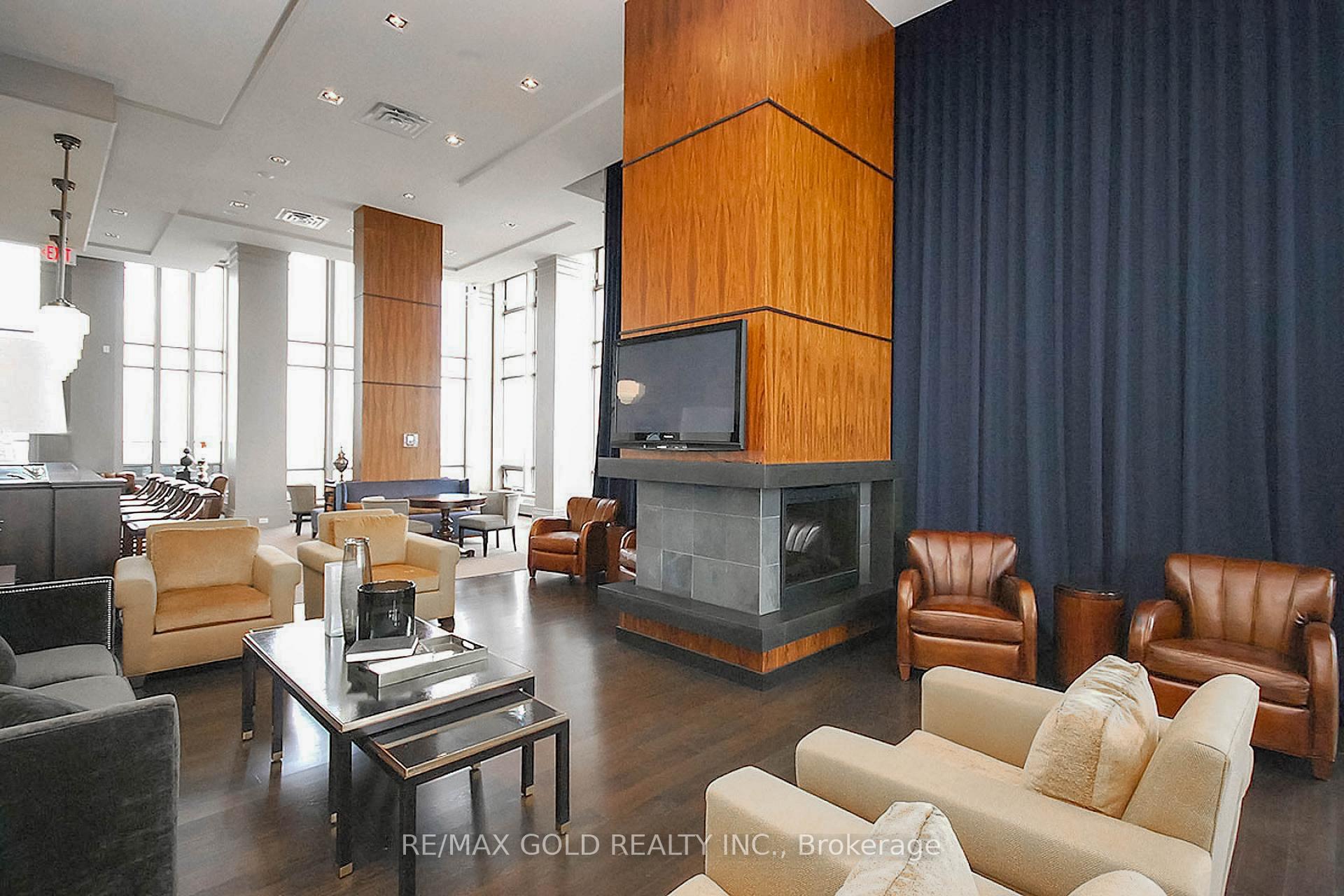 2 Bedrooms Condo at 388 Prince Of Wales, Mississauga For sale