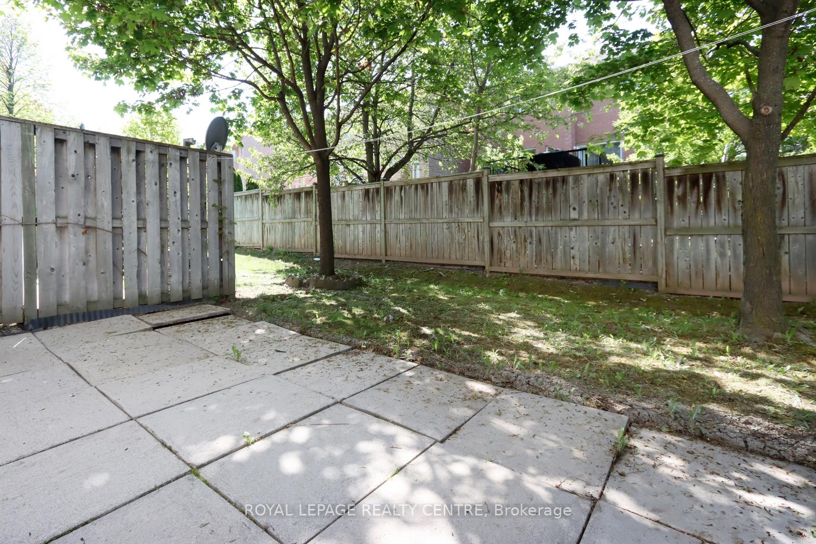 3 Bedrooms Condo at 5525 Palmerston, Mississauga For sale