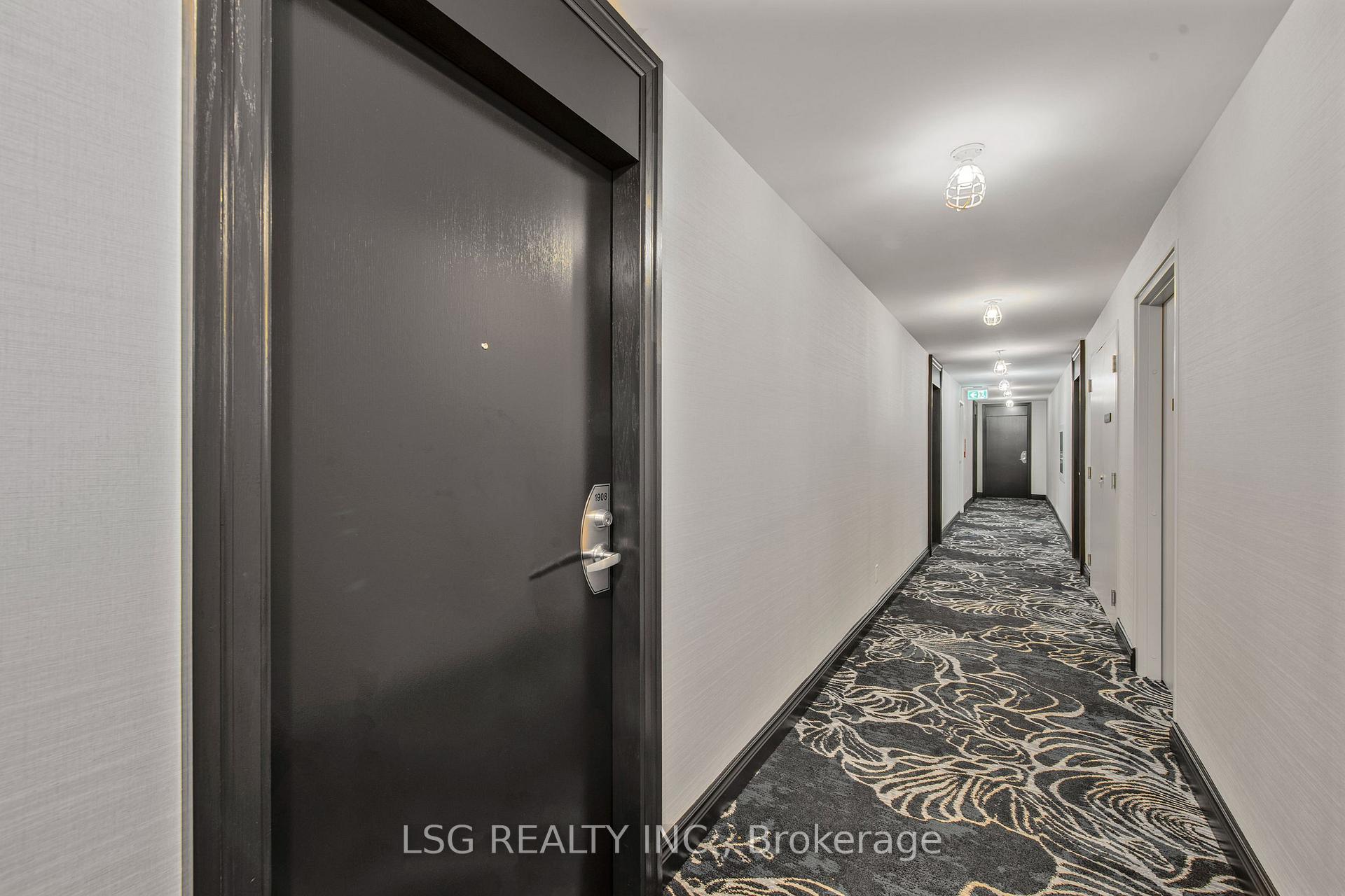 2 Bedrooms Condo at 19 Grand Trunk, Toronto For sale