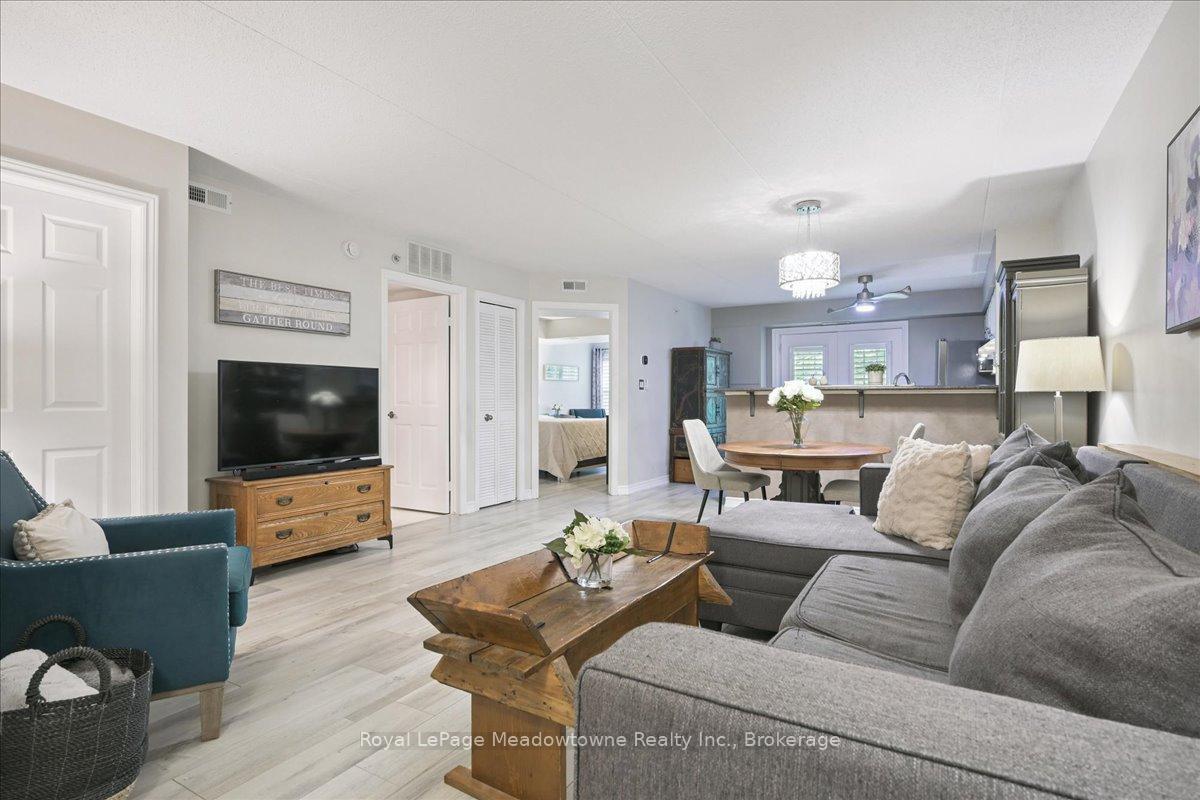2 Bedrooms Condo at 1450 Bishops, Oakville For sale