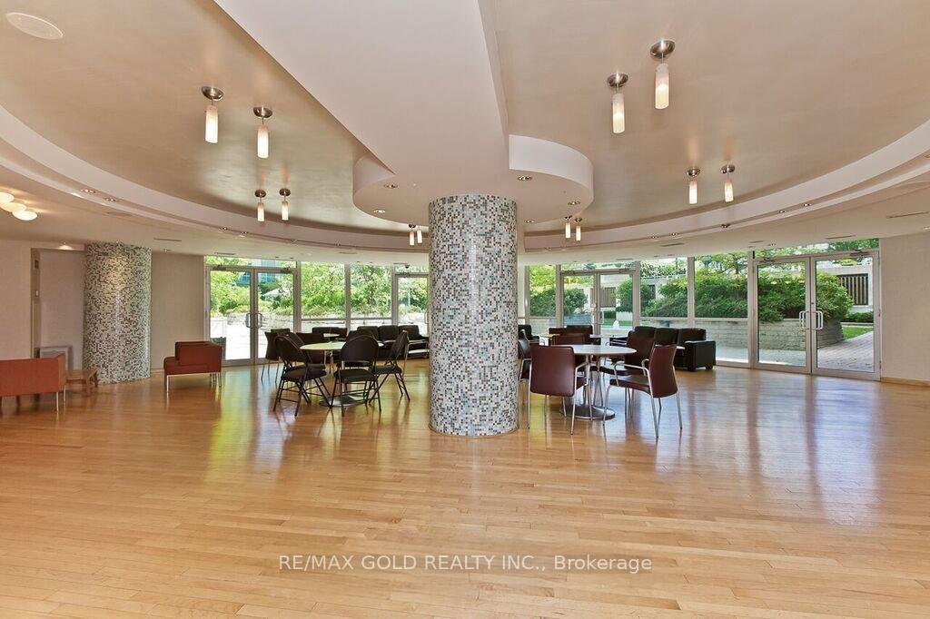 3 Bedrooms Condo at 3939 Duke Of York, Mississauga For sale