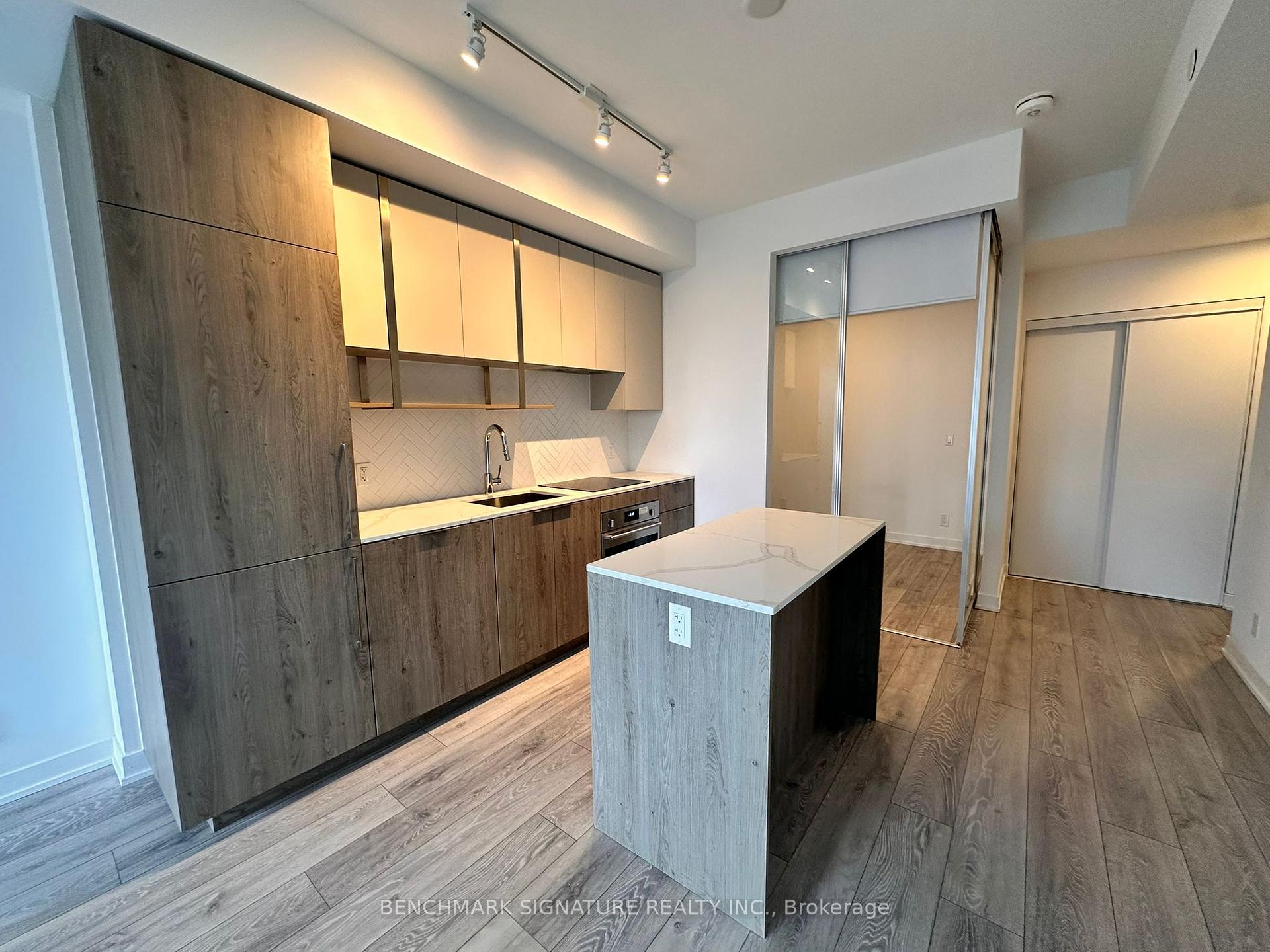2 Bedrooms Condo at 15 Holmes, Toronto For sale