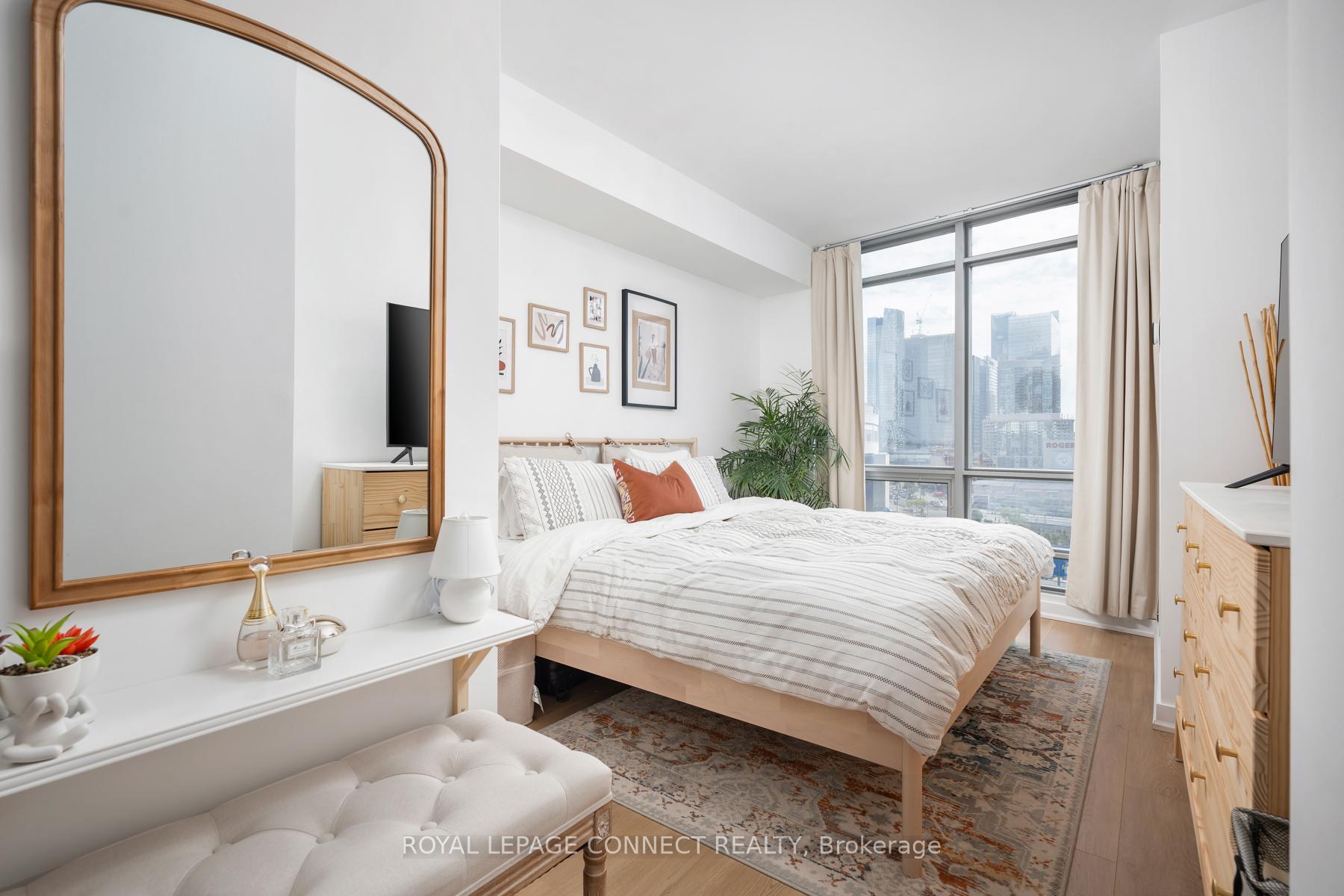 3 Bedrooms Condo at 5 Mariner, Toronto For sale