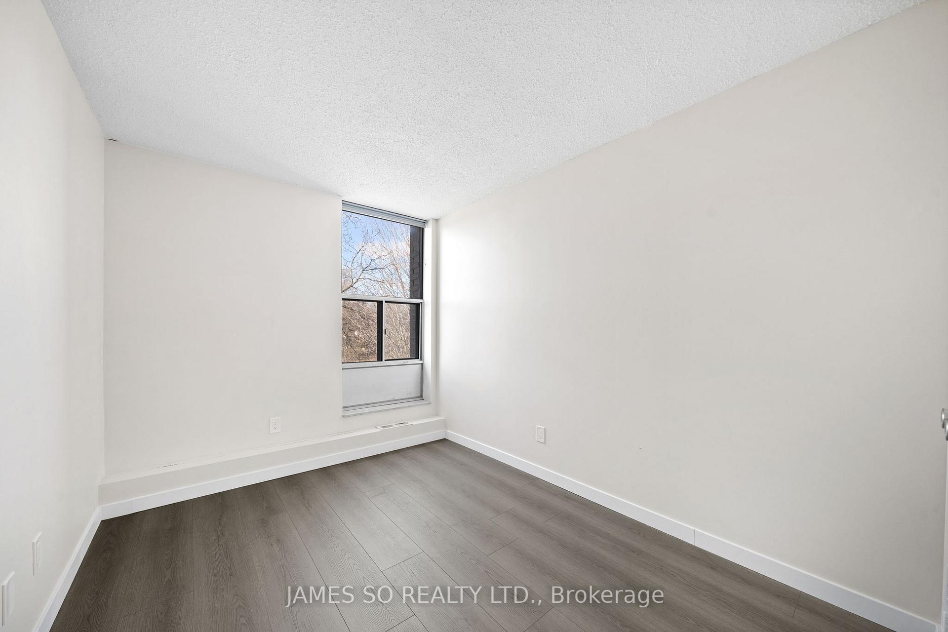 3 Bedrooms Condo at 20 Fashion Roseway,  Toronto For sale