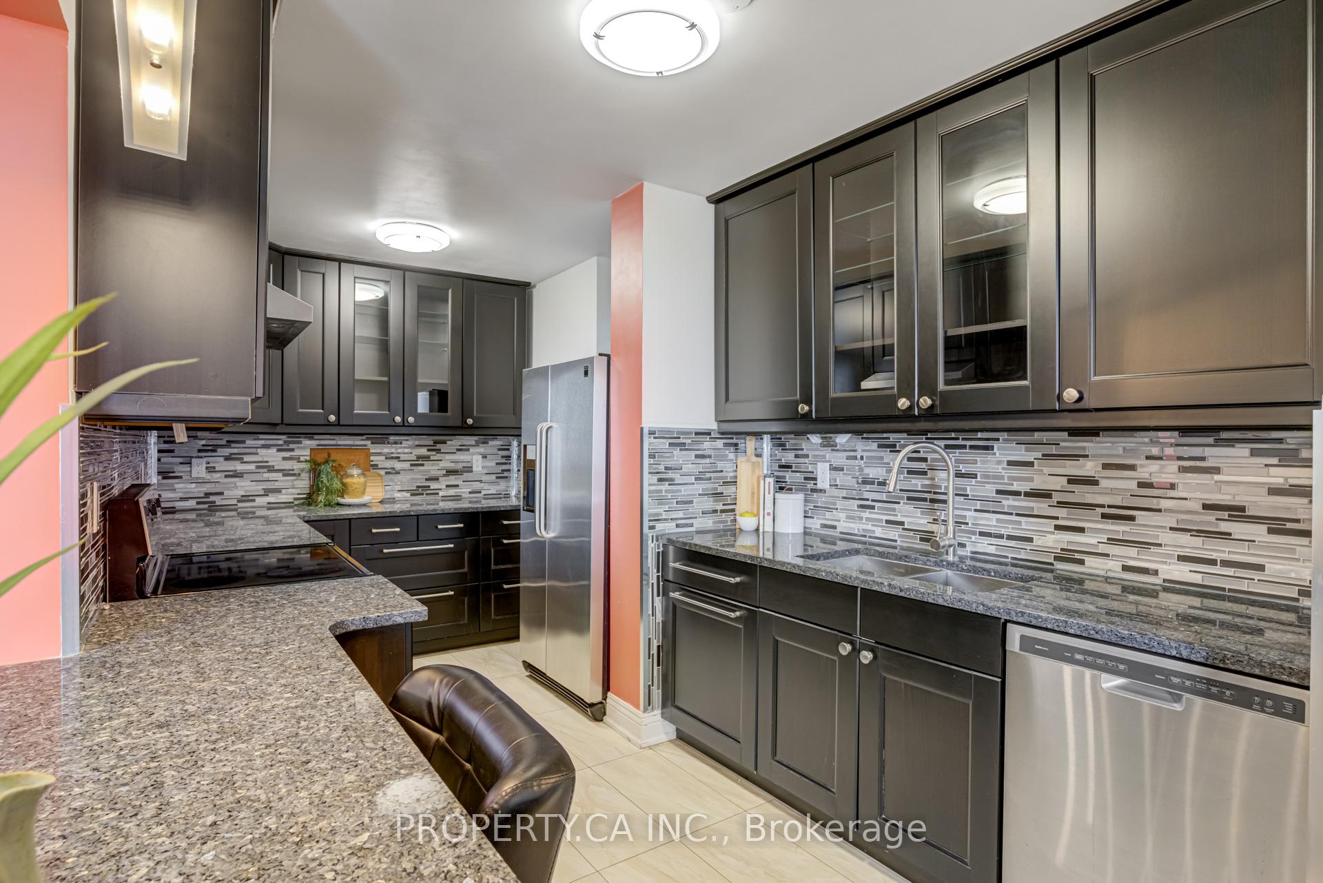 3 Bedrooms Condo at 1515 Lakeshore, Mississauga For sale