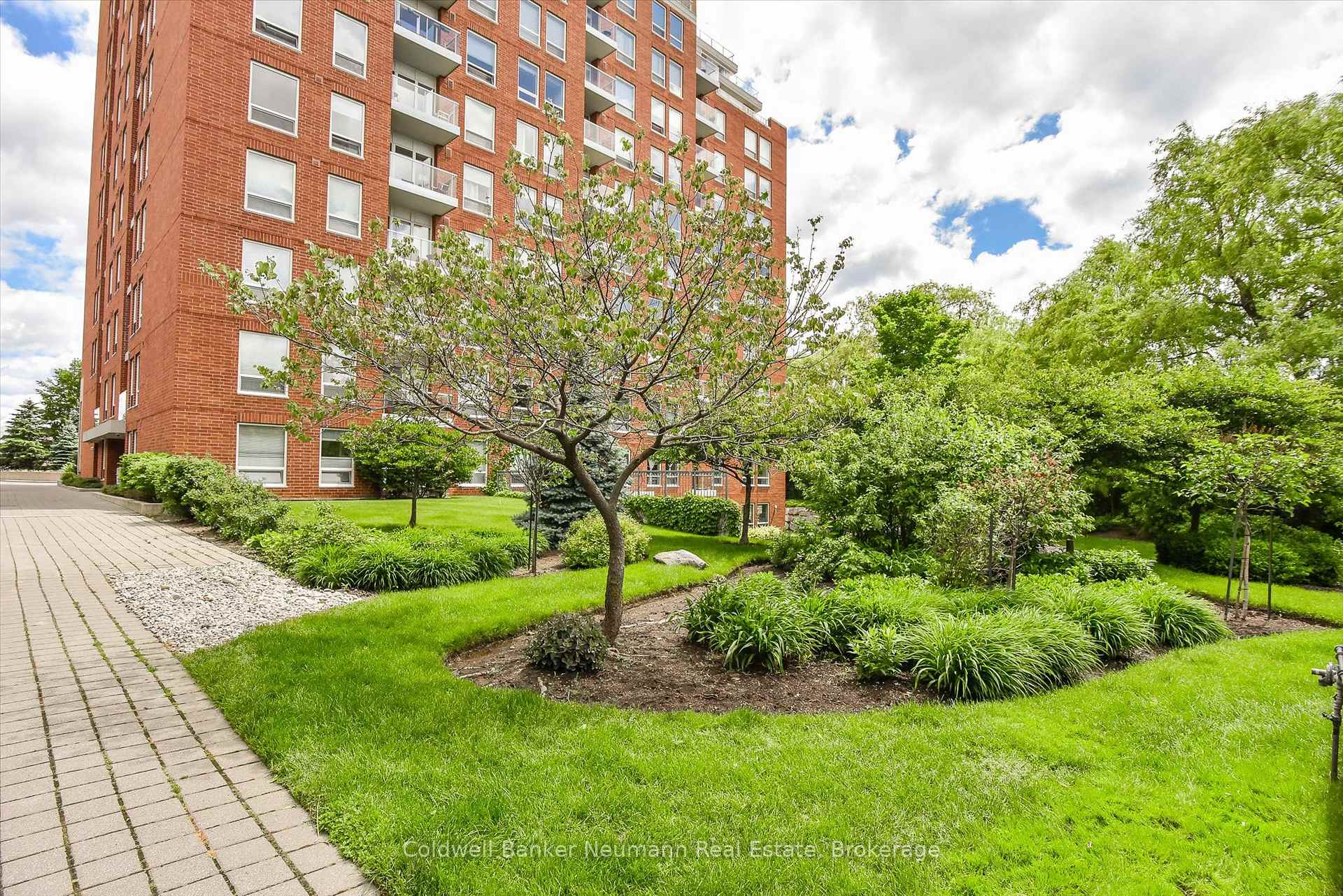 1 Bedroom Condo at 40 Old Mill, Oakville For sale