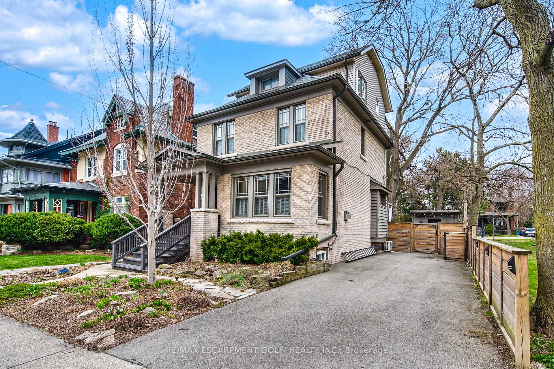 5 Mapleside Avenue, Hamilton, ON L8P 3Y4
