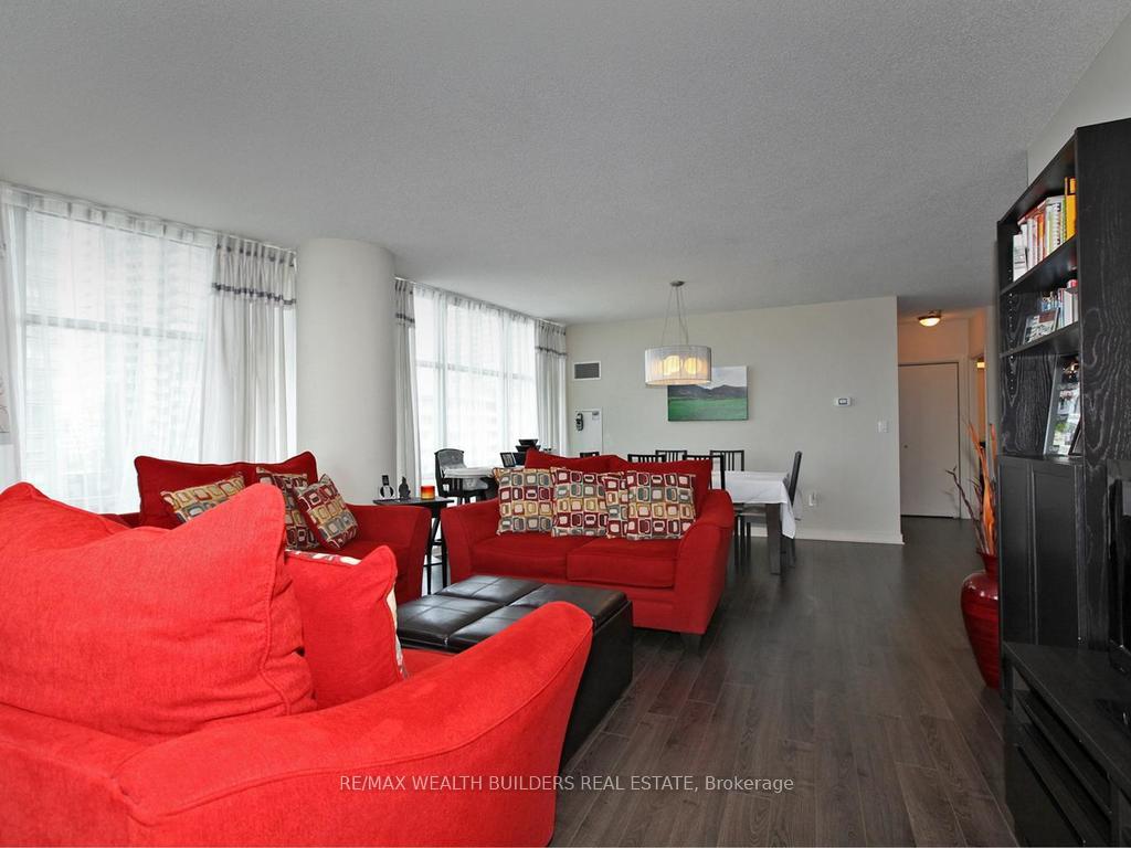 3 Bedrooms Condo at 35 Mariner,  Toronto For sale
