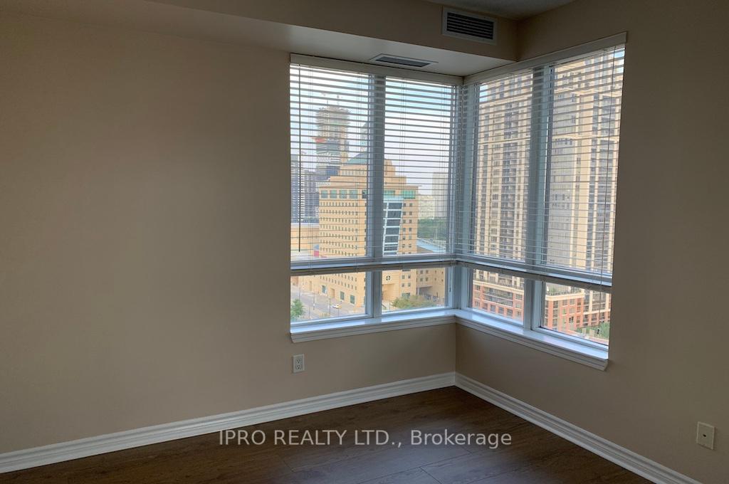 3 Bedrooms Condo at 388 Prince of Wales, Mississauga For sale