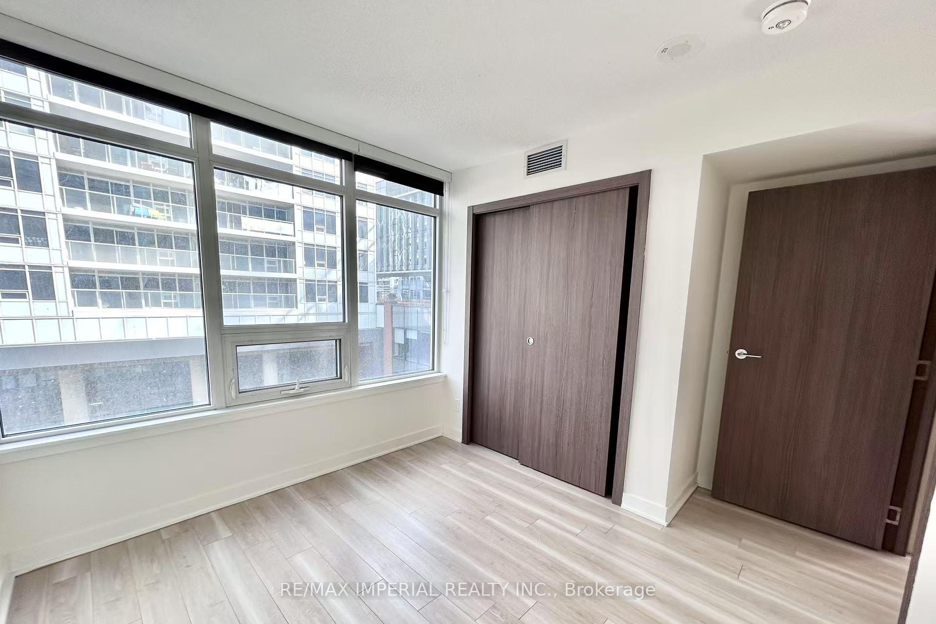 3 Bedrooms Condo at 19 Bathurst,  Toronto For sale