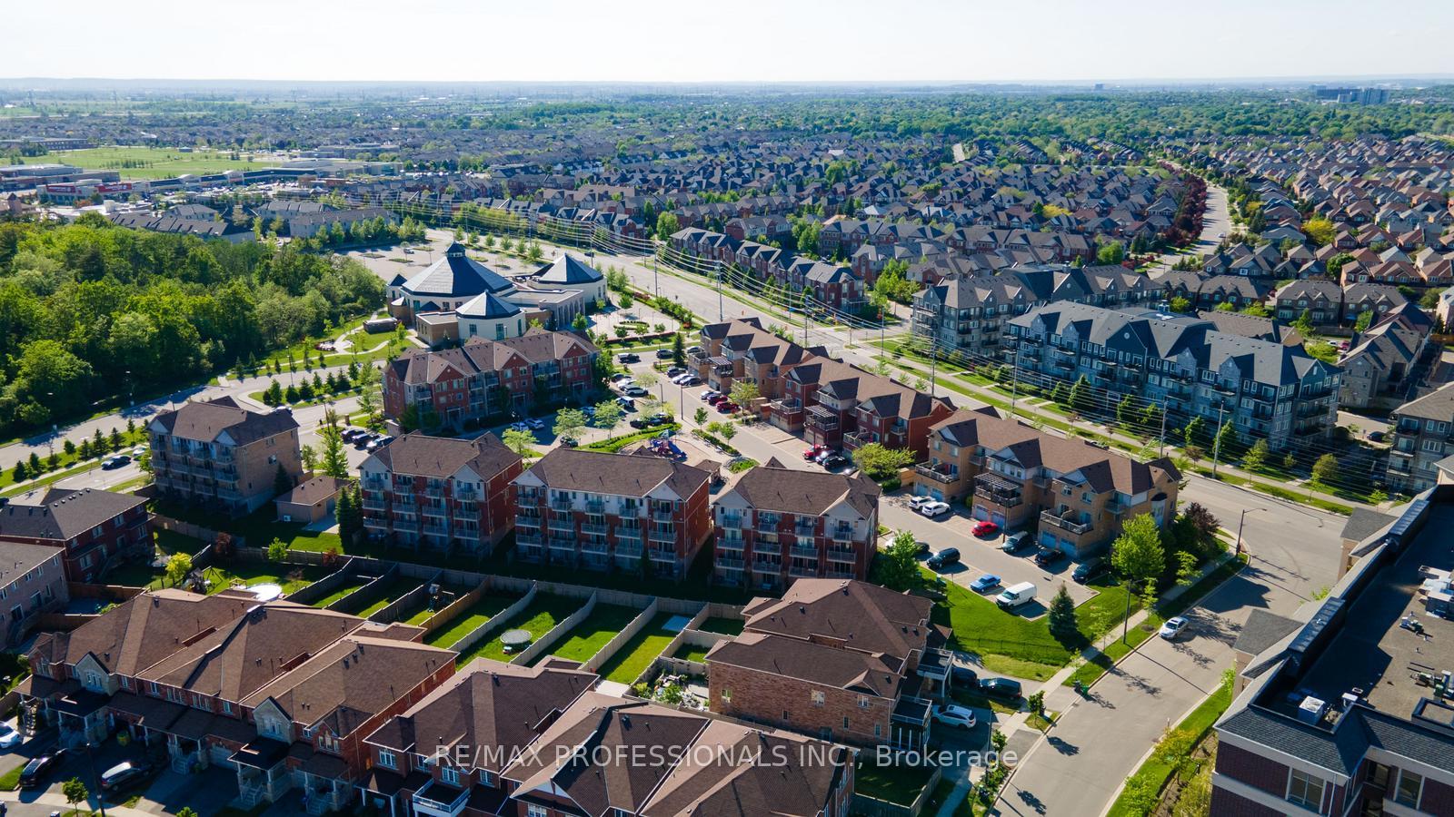 2 Bedrooms Condo at 3070 Thomas, Mississauga For sale