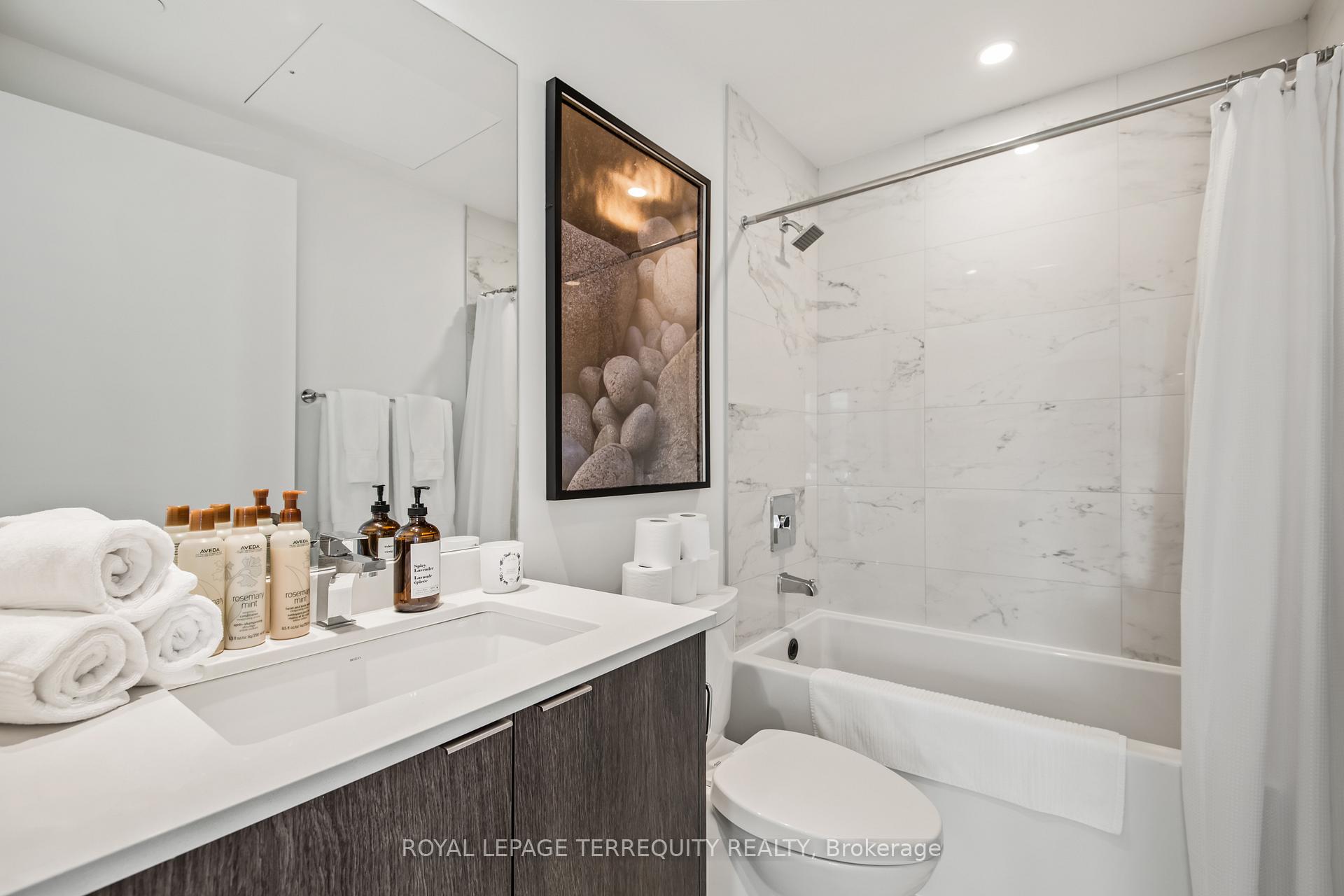 3 Bedrooms Condo at 1926 Lake Shore, Toronto For sale