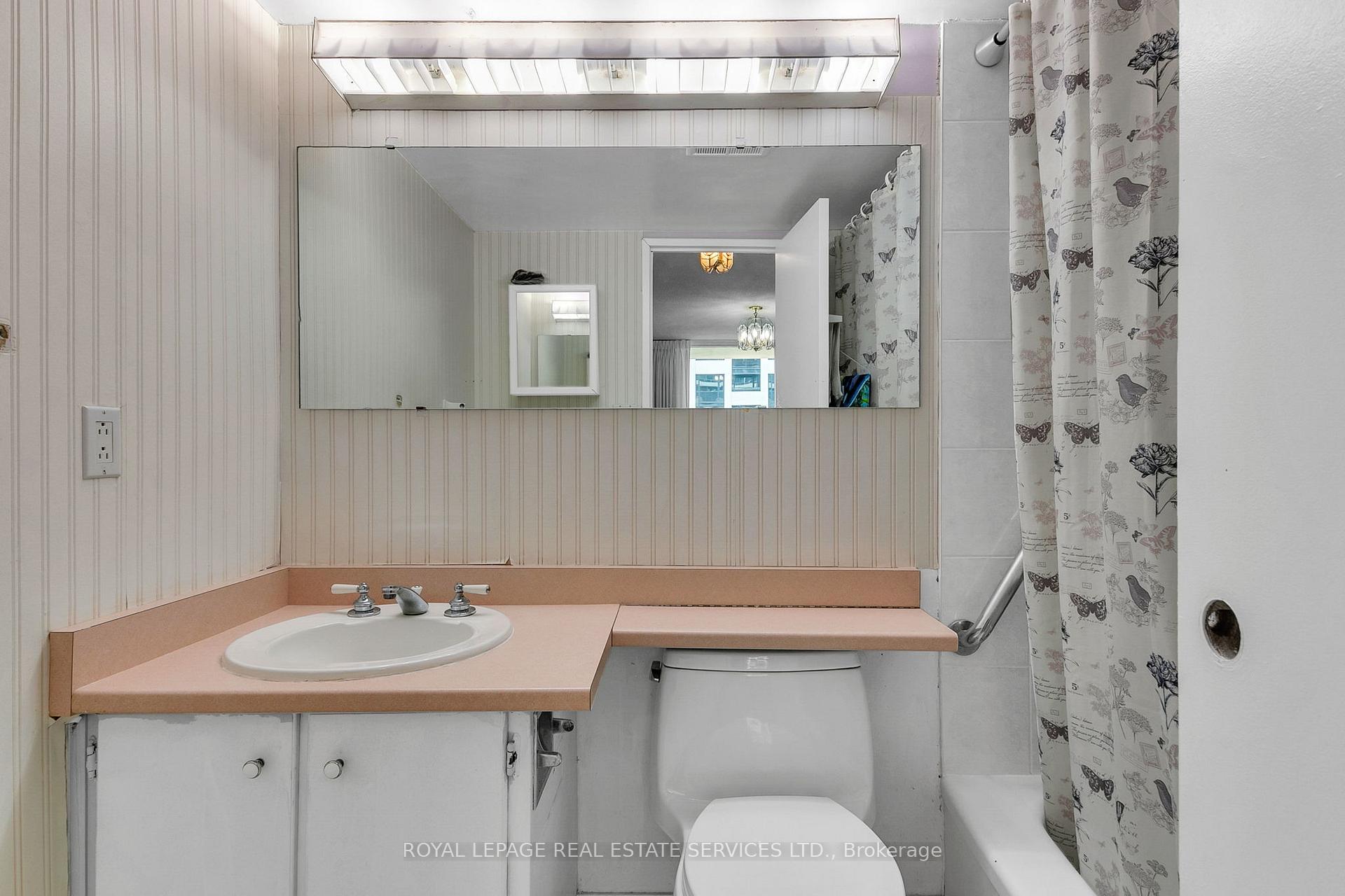 2 Bedrooms Condo at 50 Quebec, Toronto For sale