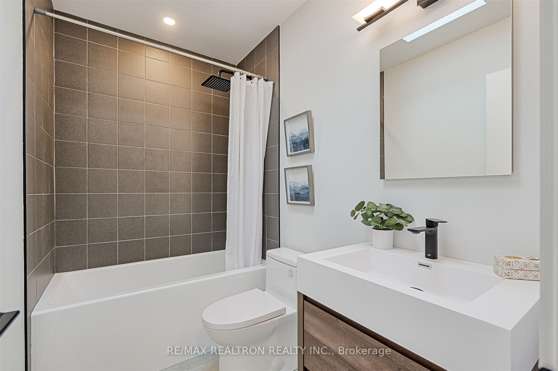 421 Silverthorn Avenue, Toronto, ON M6M 3H1