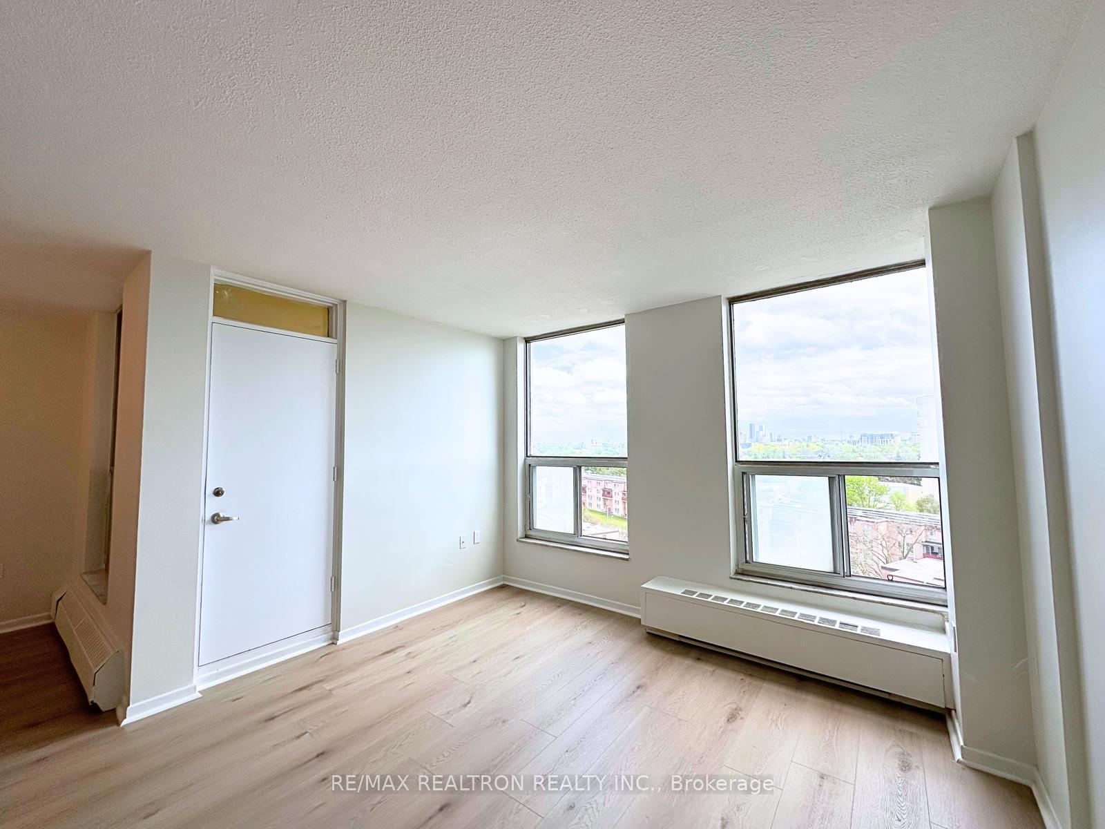 3 Bedrooms Condo at 130 Neptune, Toronto For sale